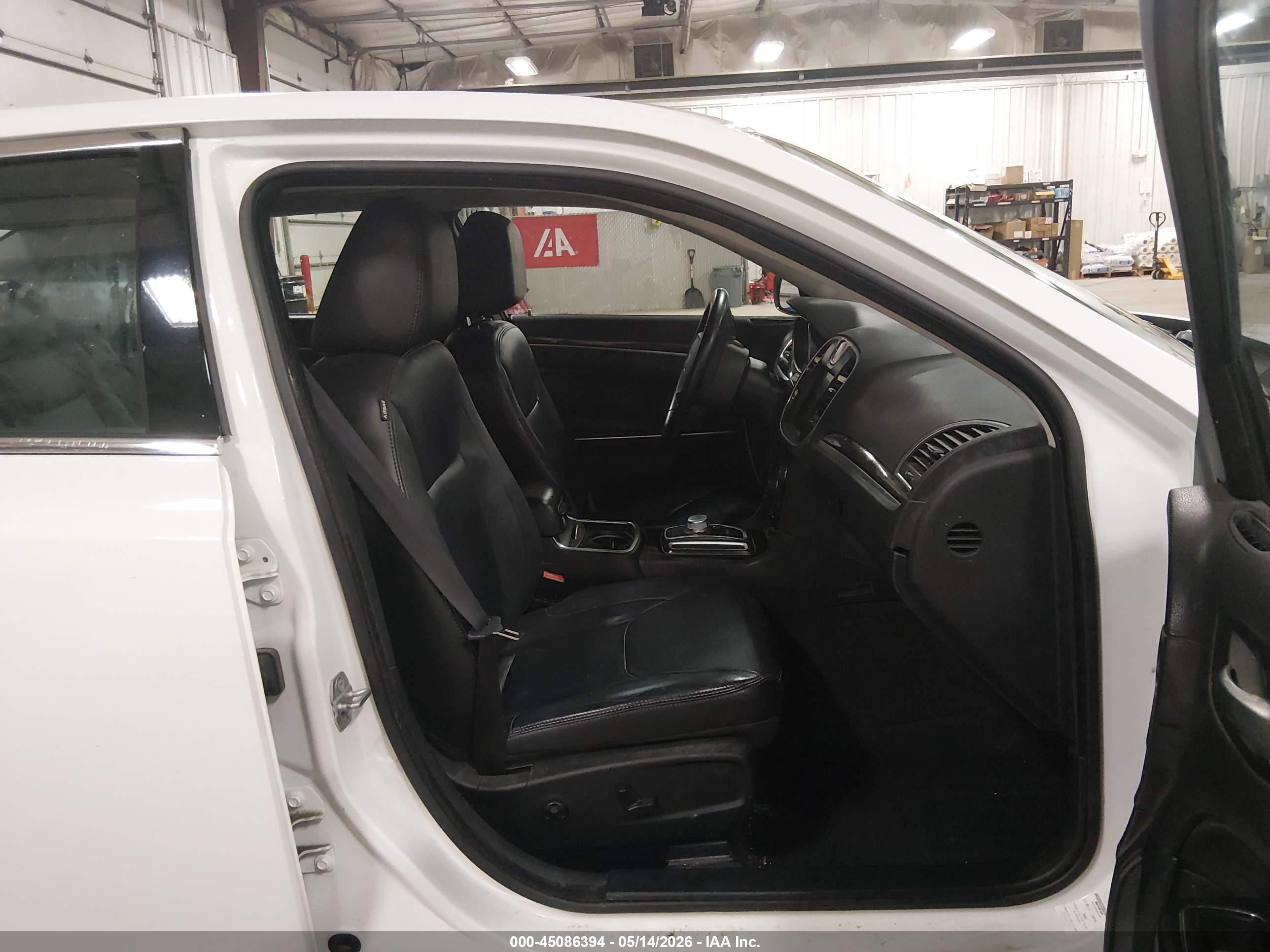 2015 Chrysler 300 Limited White vin: 2C3CCARGXFH808391
