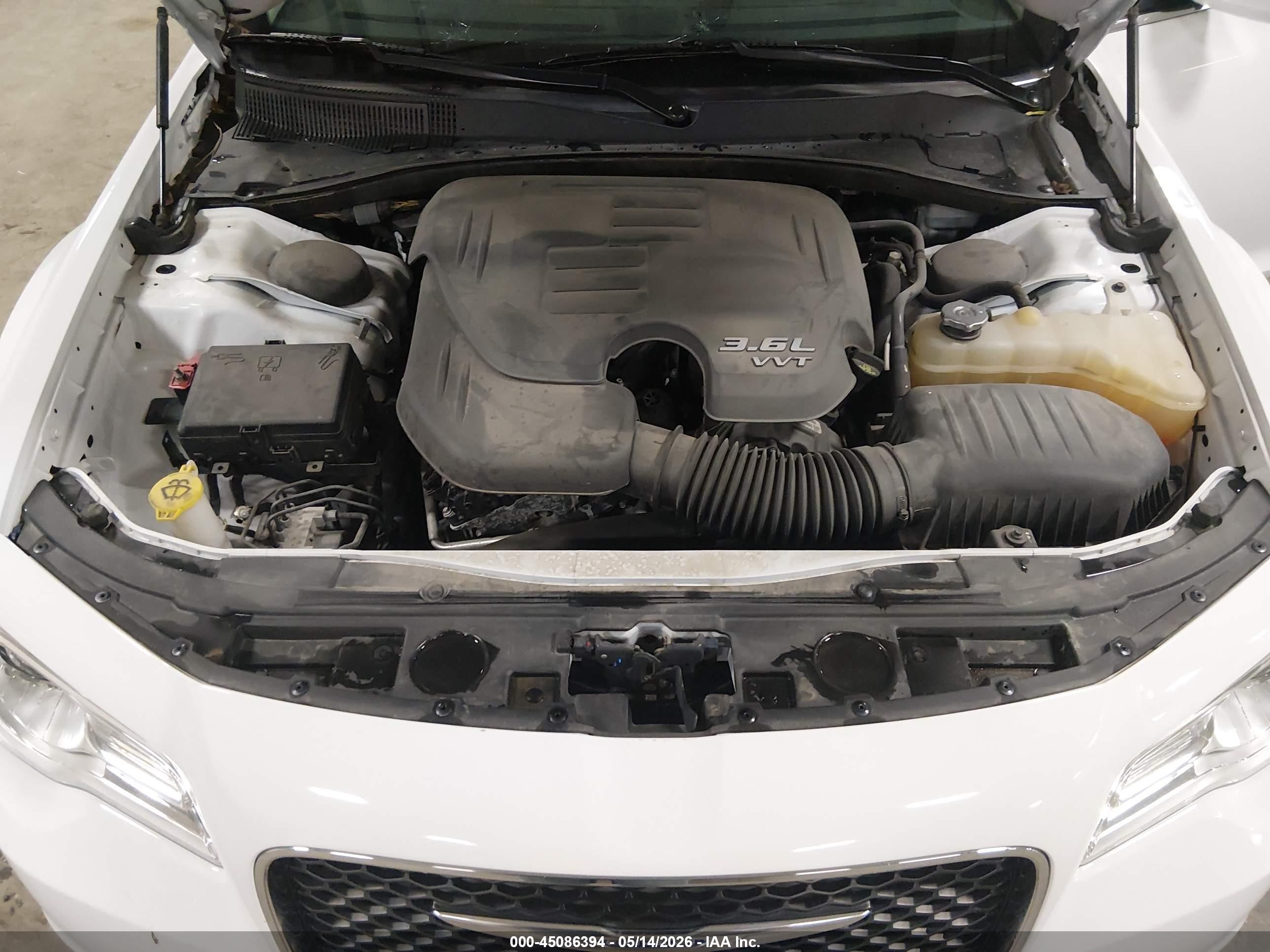 2015 Chrysler 300 Limited White vin: 2C3CCARGXFH808391