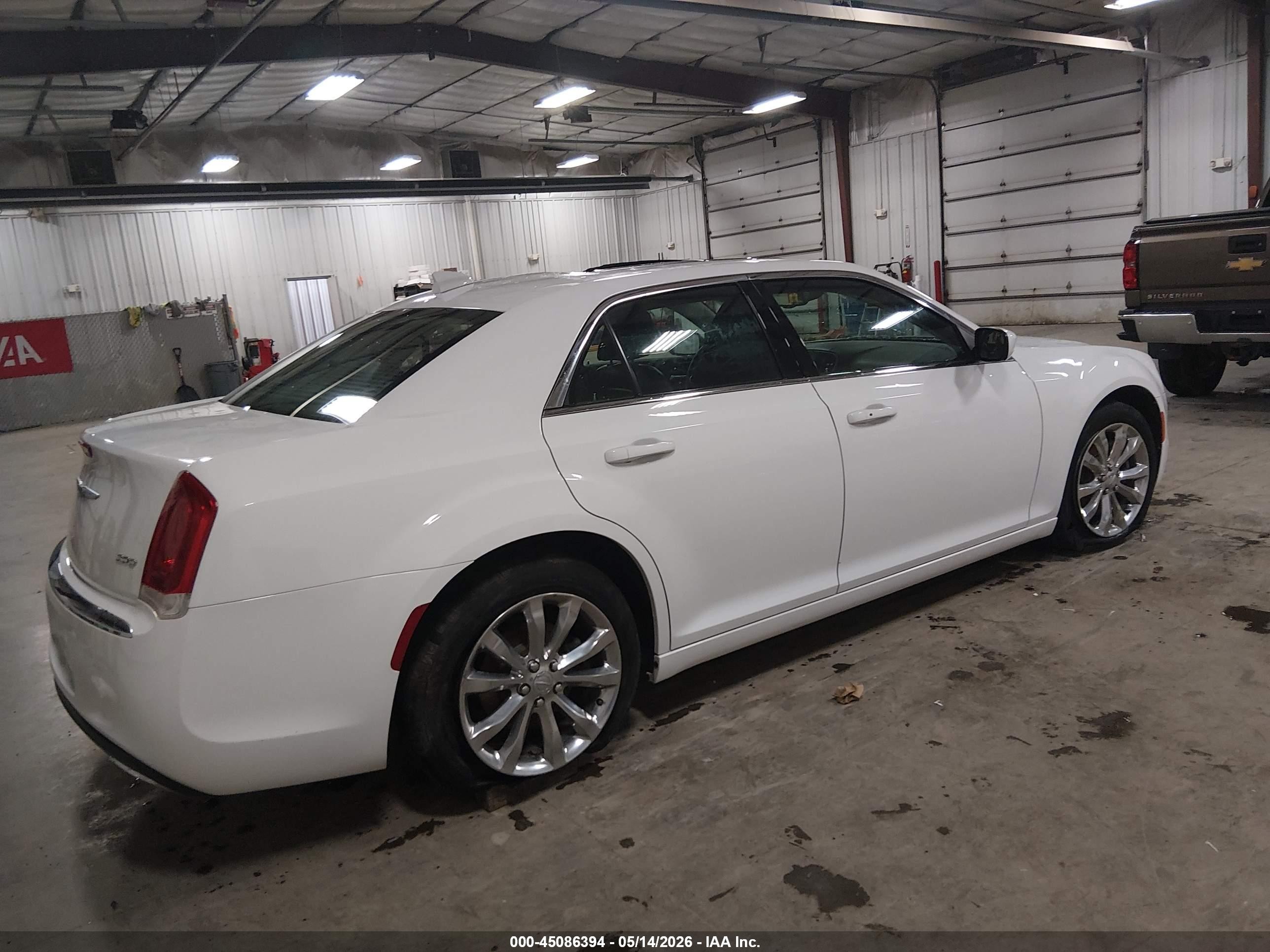 2015 Chrysler 300 Limited White vin: 2C3CCARGXFH808391
