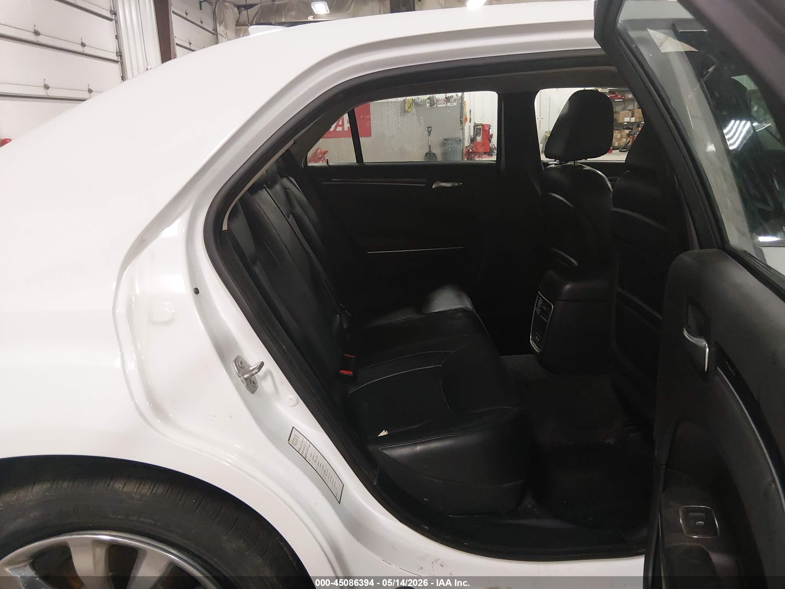 2015 Chrysler 300 Limited White vin: 2C3CCARGXFH808391