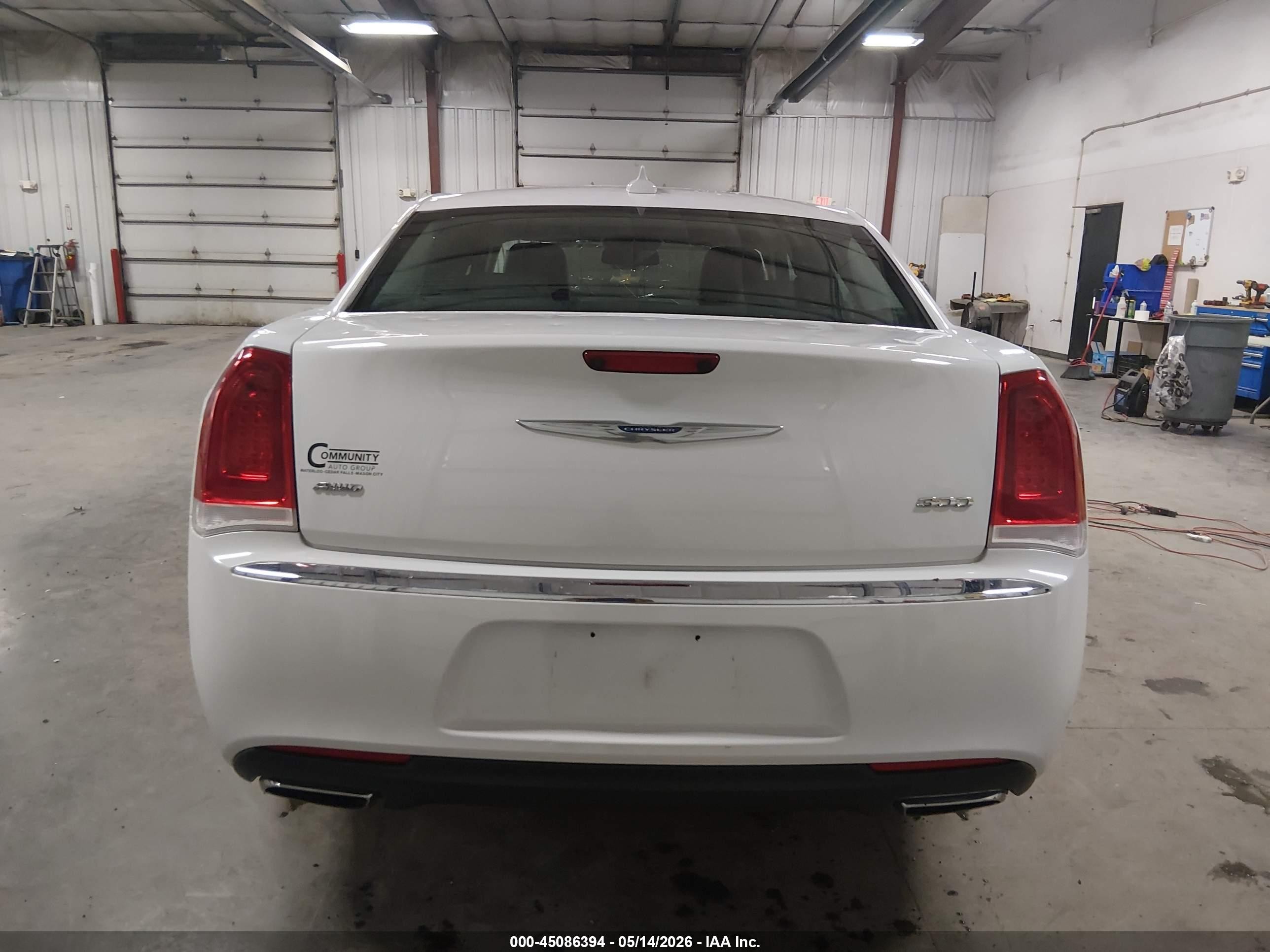 2015 Chrysler 300 Limited White vin: 2C3CCARGXFH808391