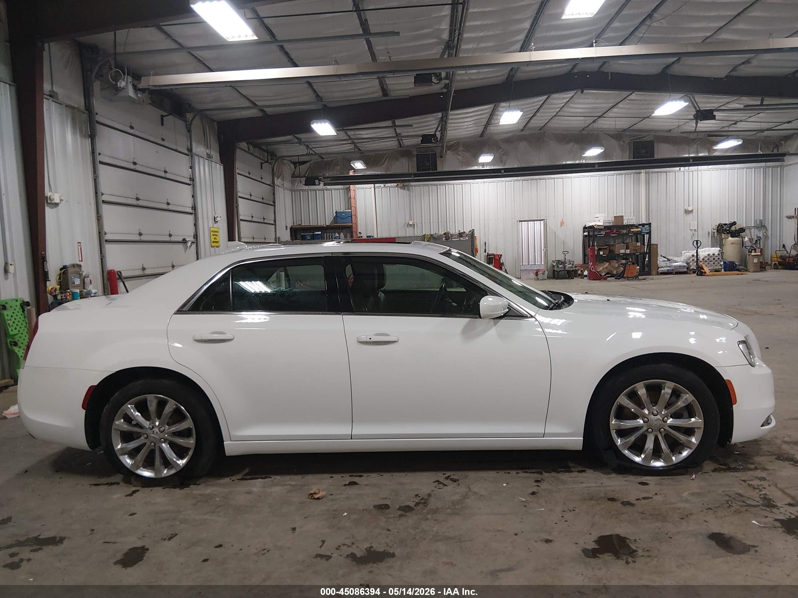 2015 Chrysler 300 Limited White vin: 2C3CCARGXFH808391