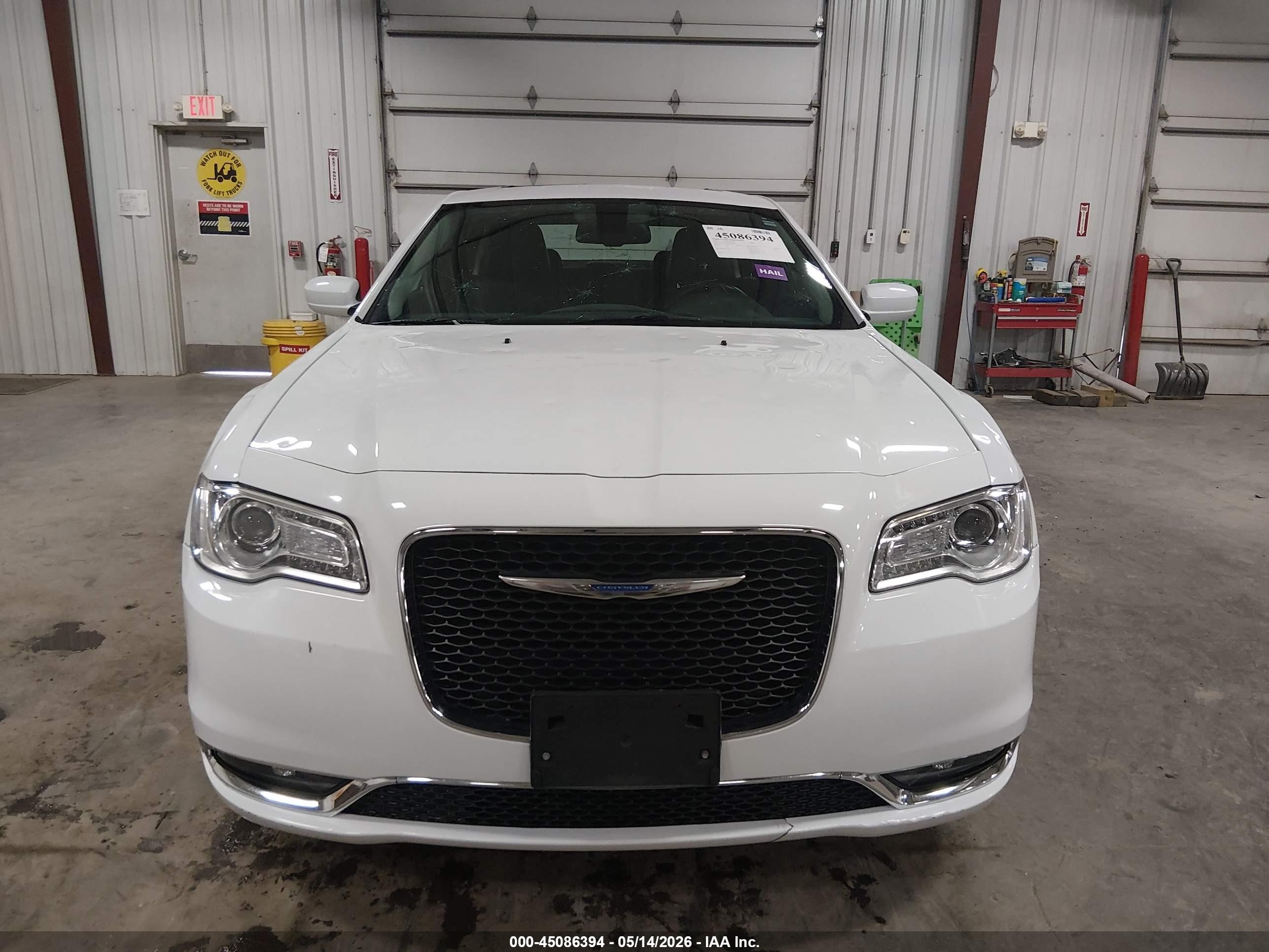 2015 Chrysler 300 Limited White vin: 2C3CCARGXFH808391