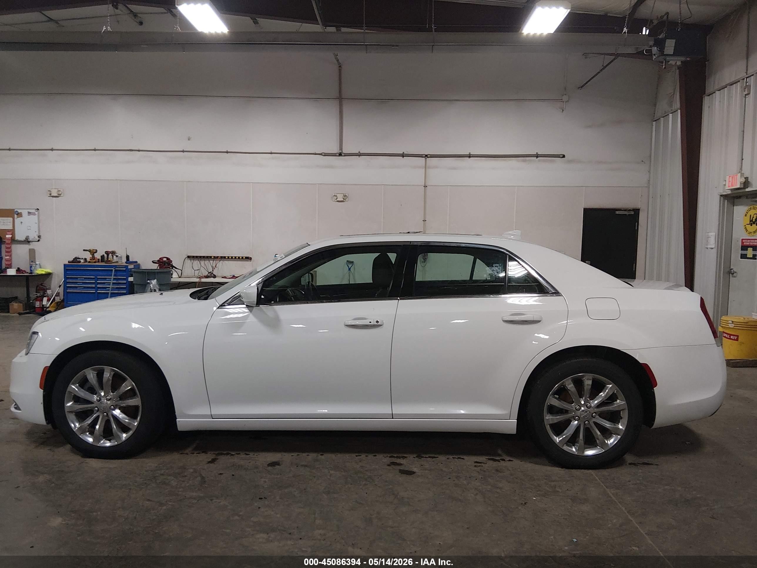 2015 Chrysler 300 Limited White vin: 2C3CCARGXFH808391