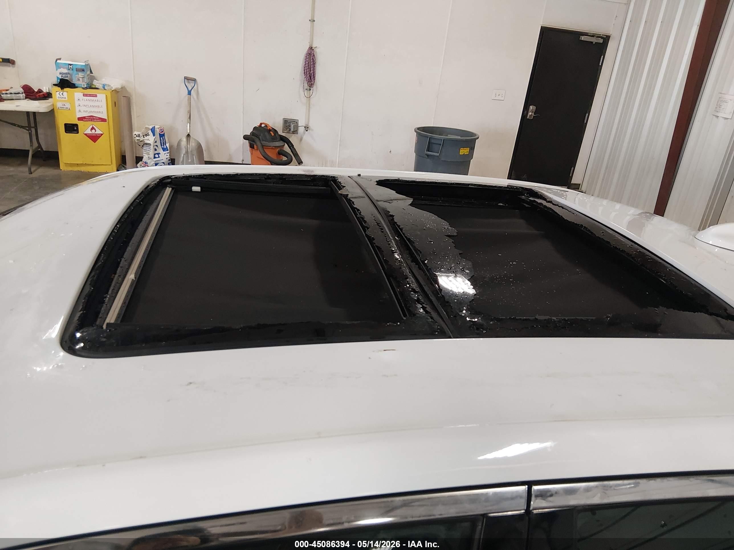 2015 Chrysler 300 Limited White vin: 2C3CCARGXFH808391