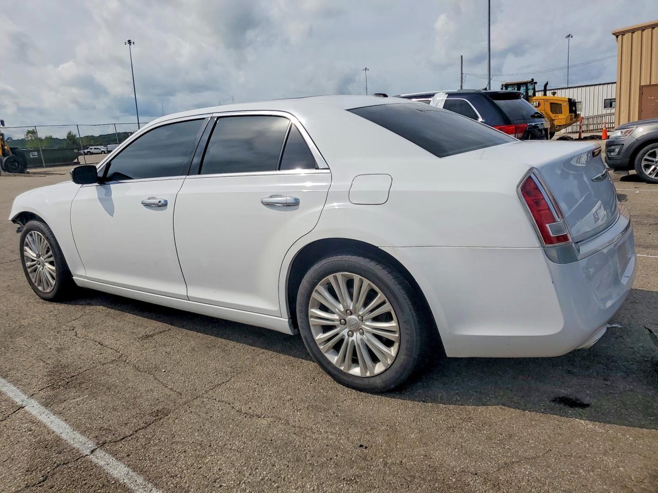 2013 Chrysler 300c Luxury White vin: 2C3CCAST2DH595389