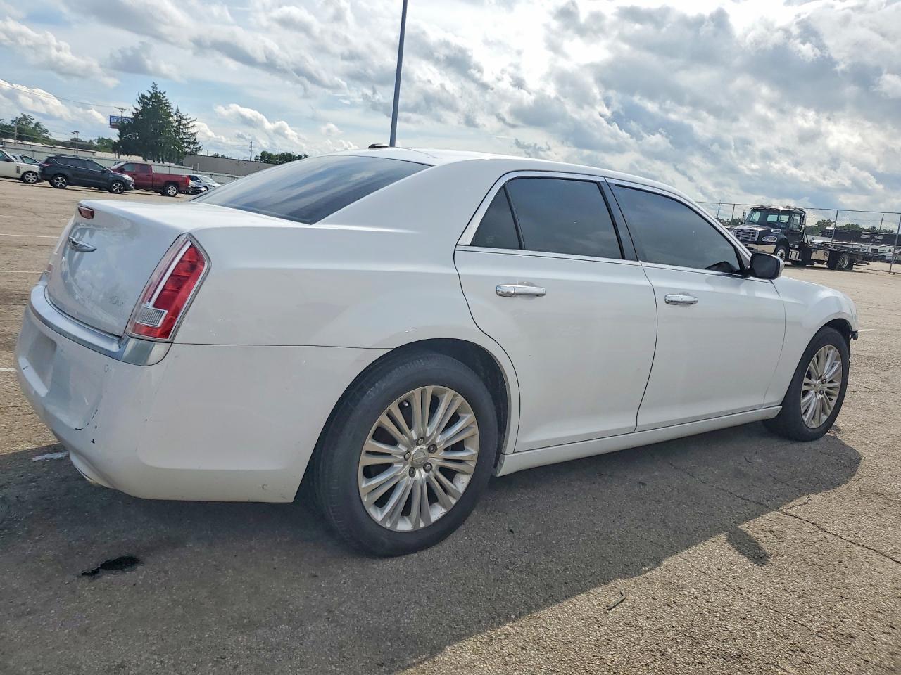 2013 Chrysler 300c Luxury White vin: 2C3CCAST2DH595389