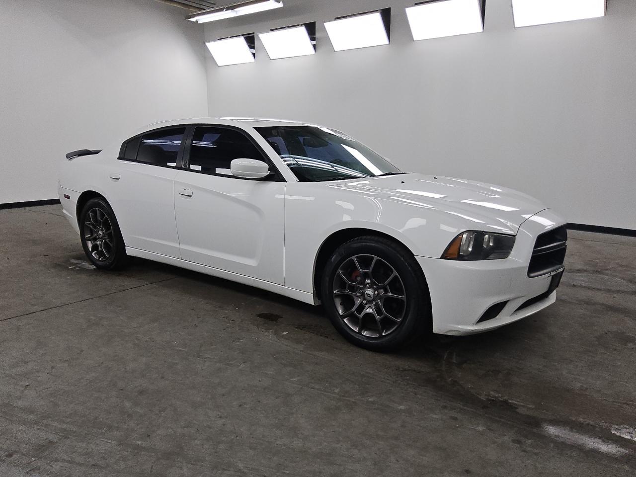 2014 Dodge Charger Police White vin: 2C3CDXAT5EH206781 Damage: Right Rear Tire, Worn, Replacement Required