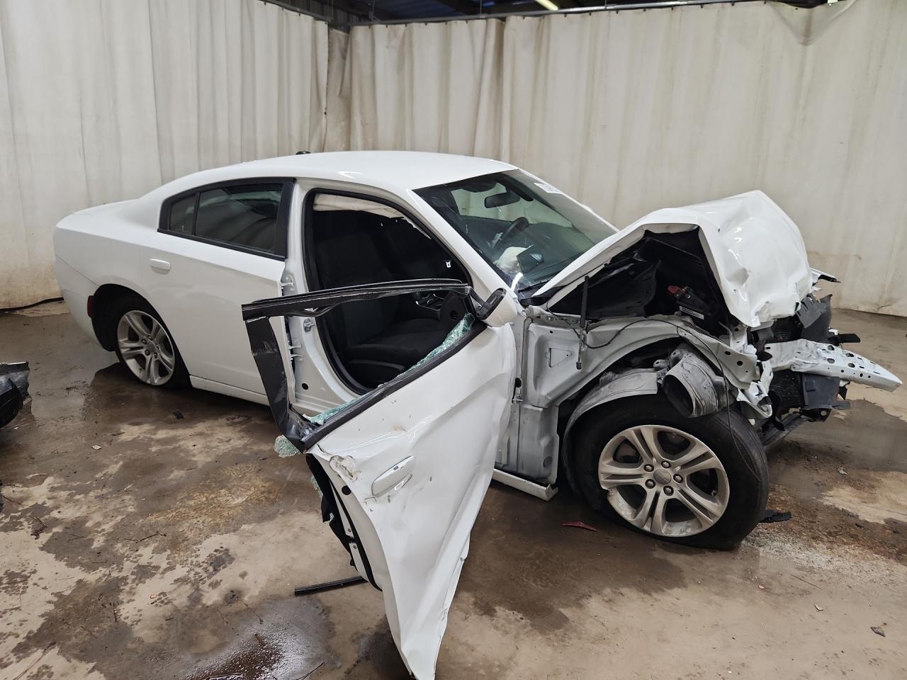 2022 Dodge Charger Sxt White vin: 2C3CDXBG3NH261649 Damage: Right Front Door, Severe Damage, Replacement Required