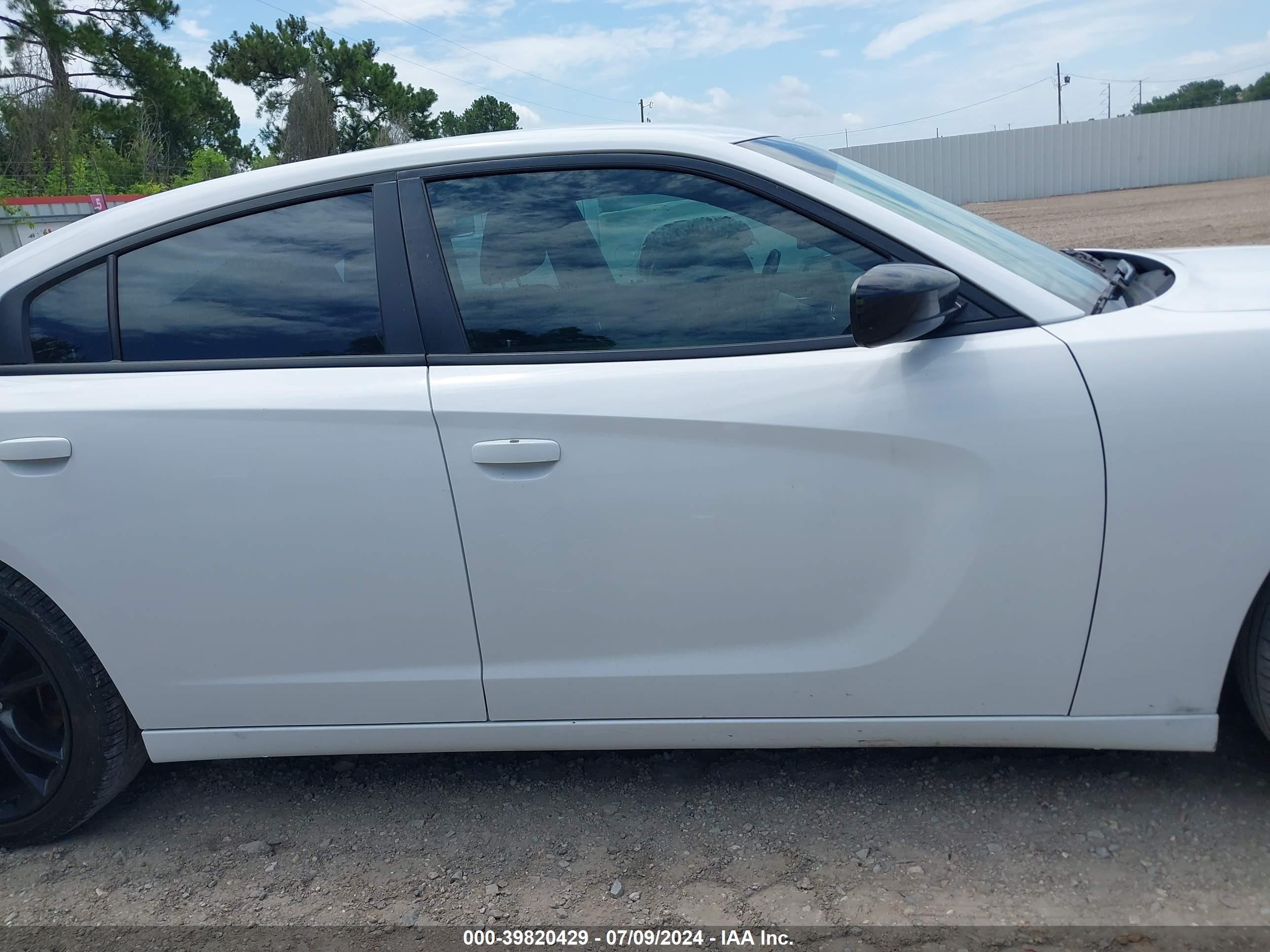 2018 Dodge Charger Sxt Rwd White vin: 2C3CDXBG8JH174243