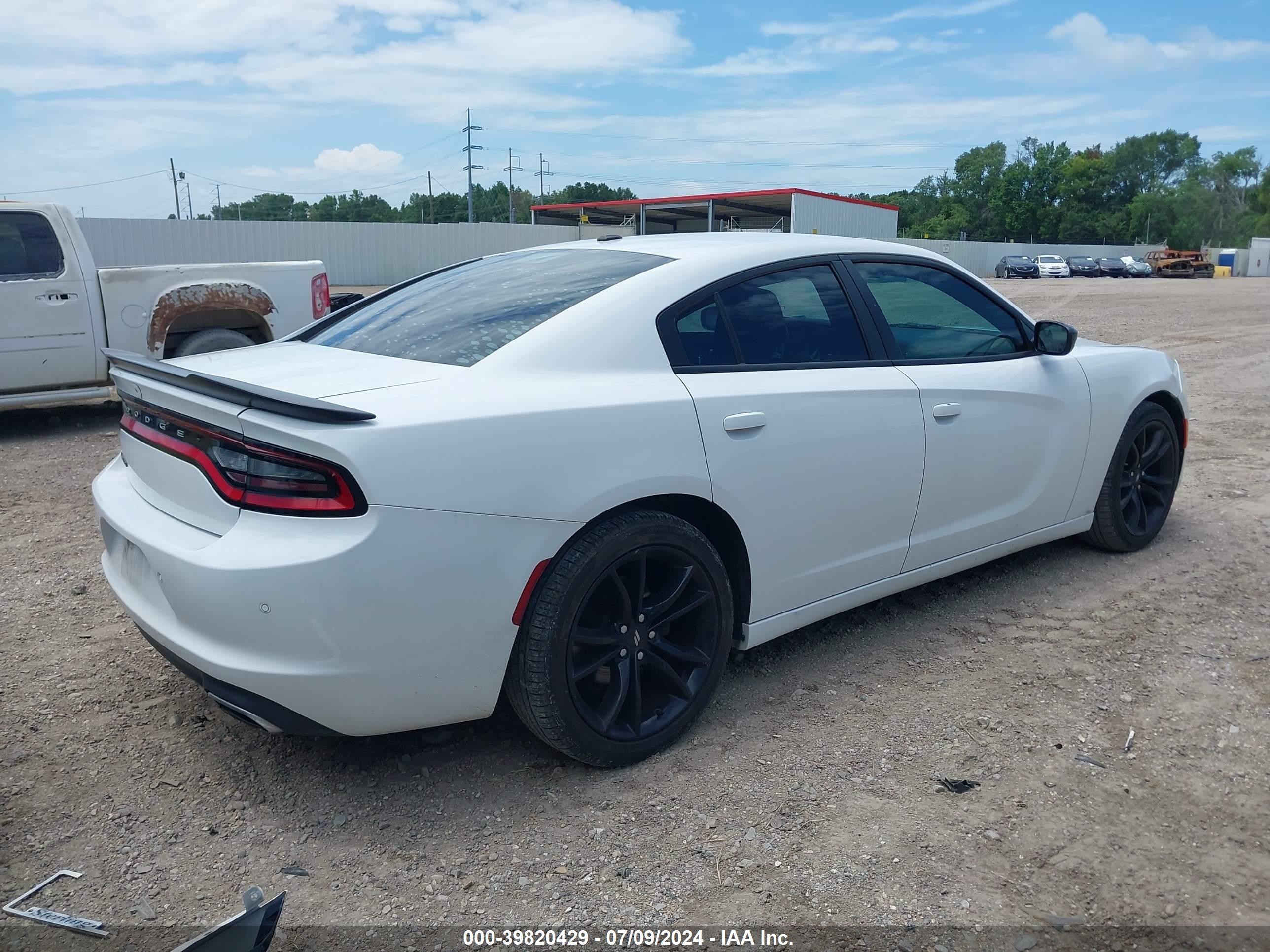 2018 Dodge Charger Sxt Rwd White vin: 2C3CDXBG8JH174243