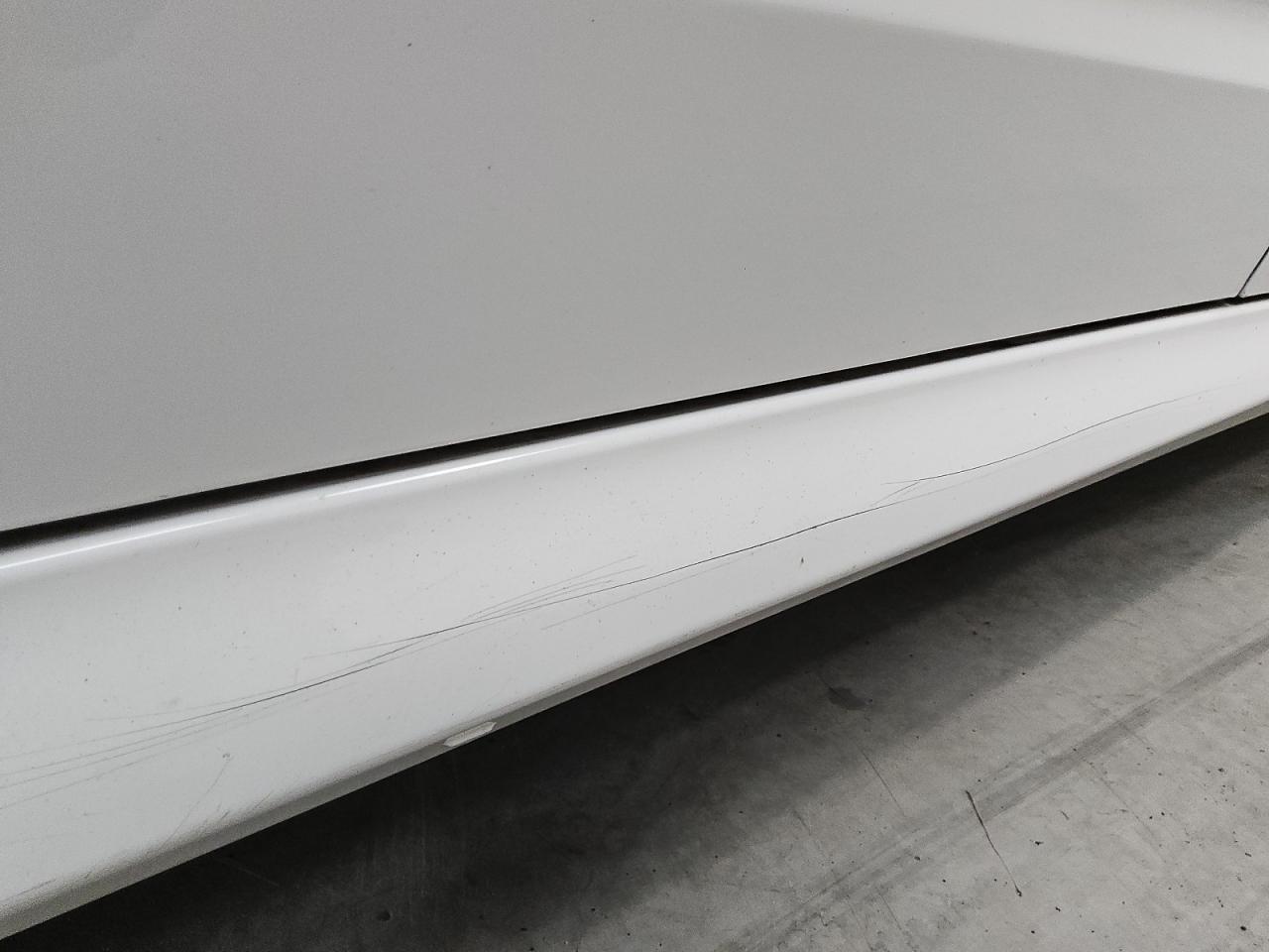 2019 Dodge Charger Scat Pack White vin: 2C3CDXGJ8KH688843 Damage: Right Rocker Panel, Heavy Scratch, > 12 Inches