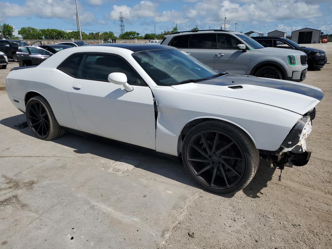 2014 Dodge Challenger Sxt White vin: 2C3CDYAG1EH149567 Damage: Right Front Fender, Dent(S) W/ Paint Dmg, > 12 Inches