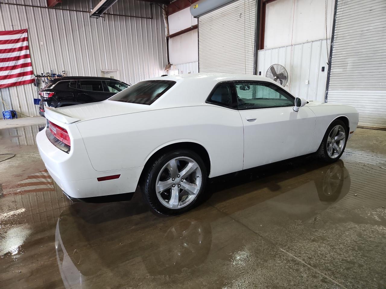 2013 Dodge Challenger R White vin: 2C3CDYBTXDH554269 Damage: Right Qtr Panel, Dent(S) W/ Paint Dmg, 1 To 2 Inches