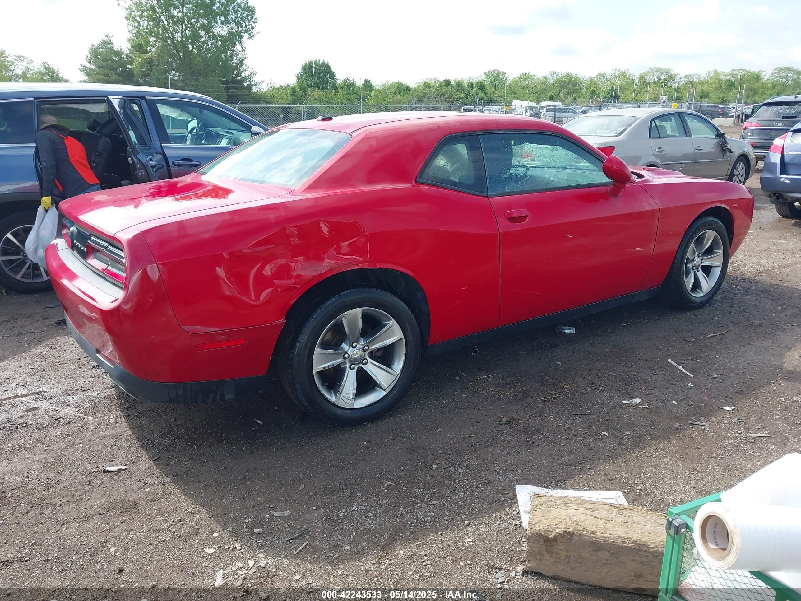 2015 Dodge Challenger Sxt Red vin: 2C3CDZAG3FH723612