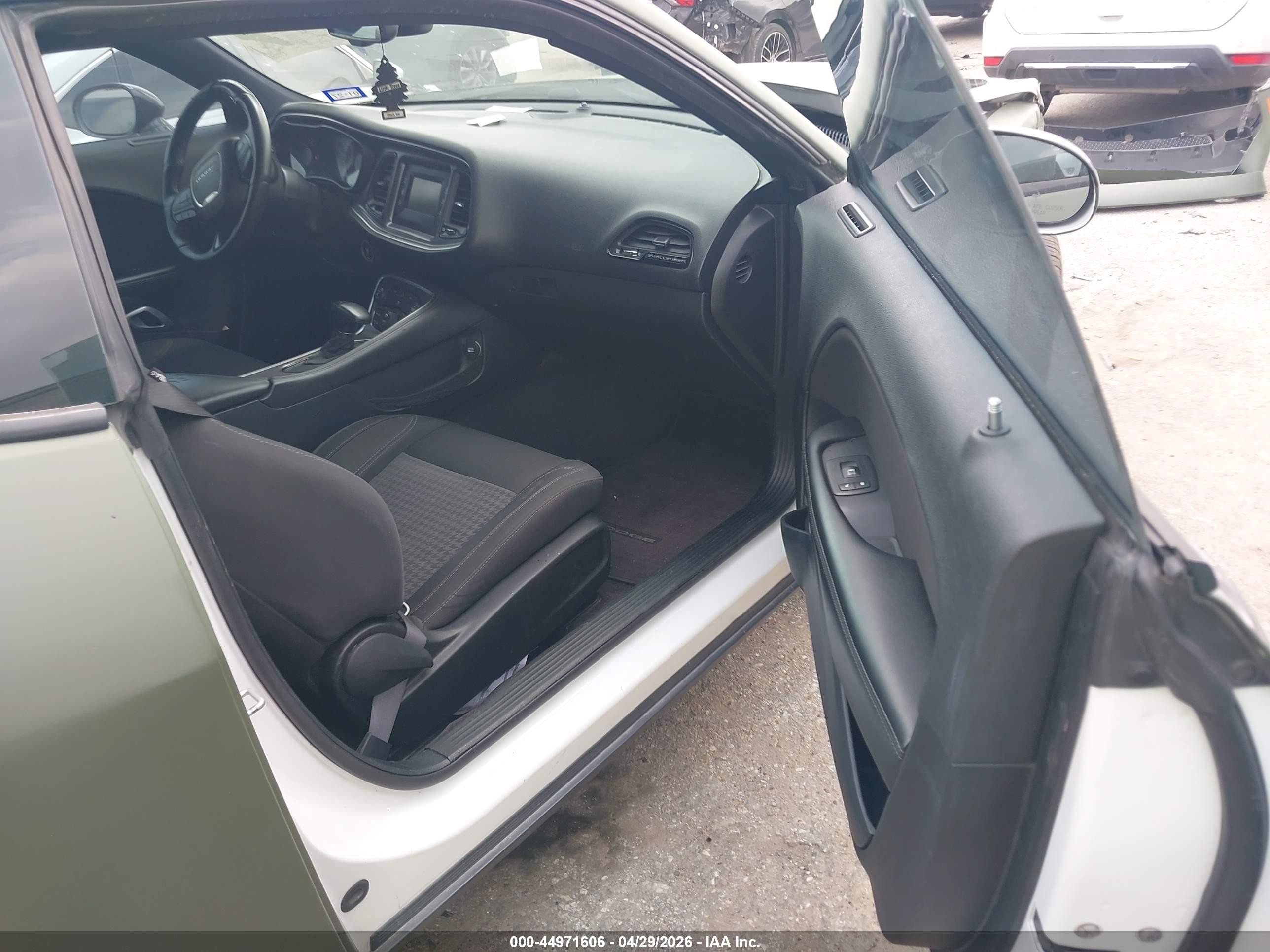 2016 Dodge Challenger Sxt Green vin: 2C3CDZAG5GH232184
