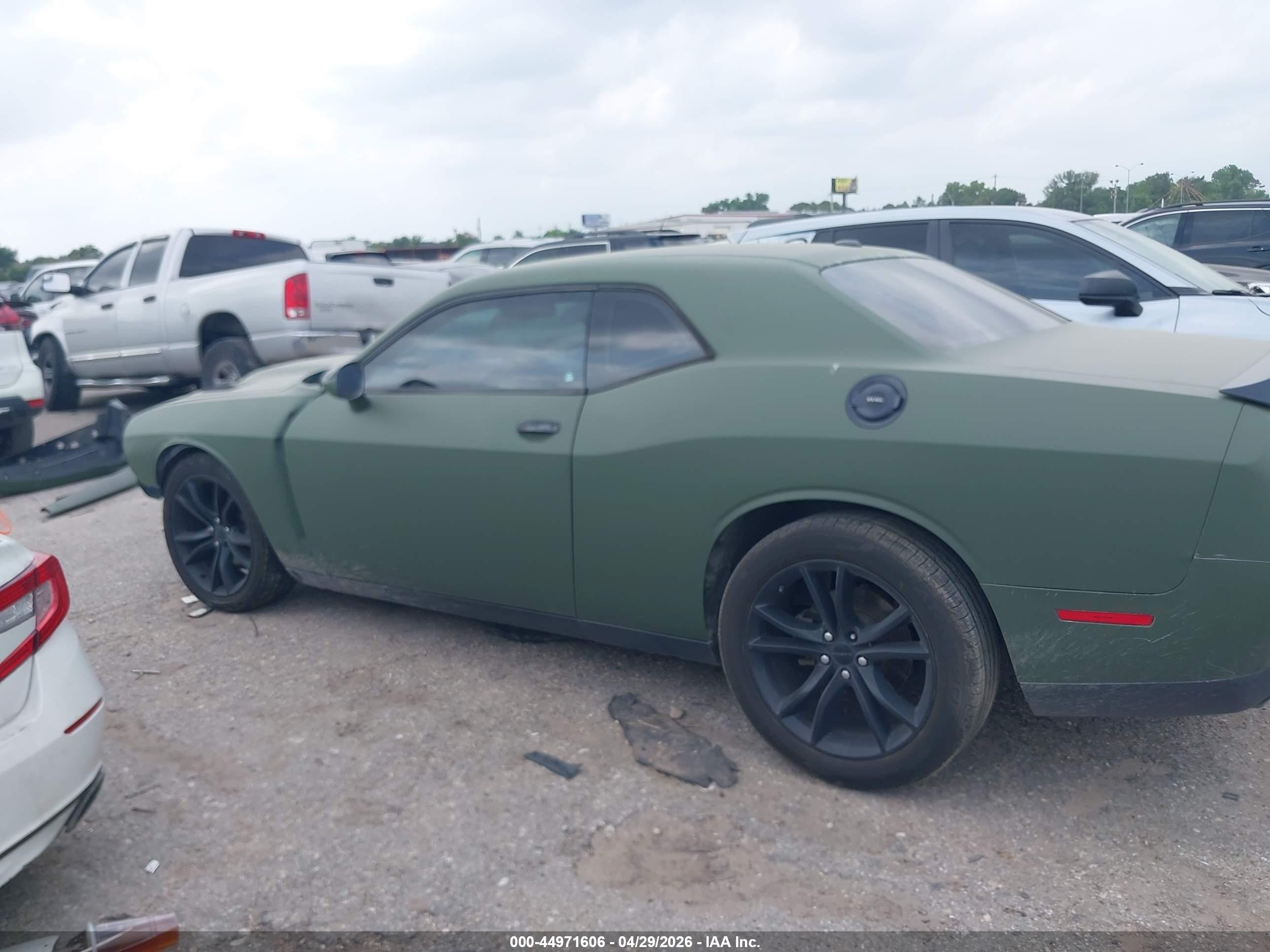 2016 Dodge Challenger Sxt Green vin: 2C3CDZAG5GH232184