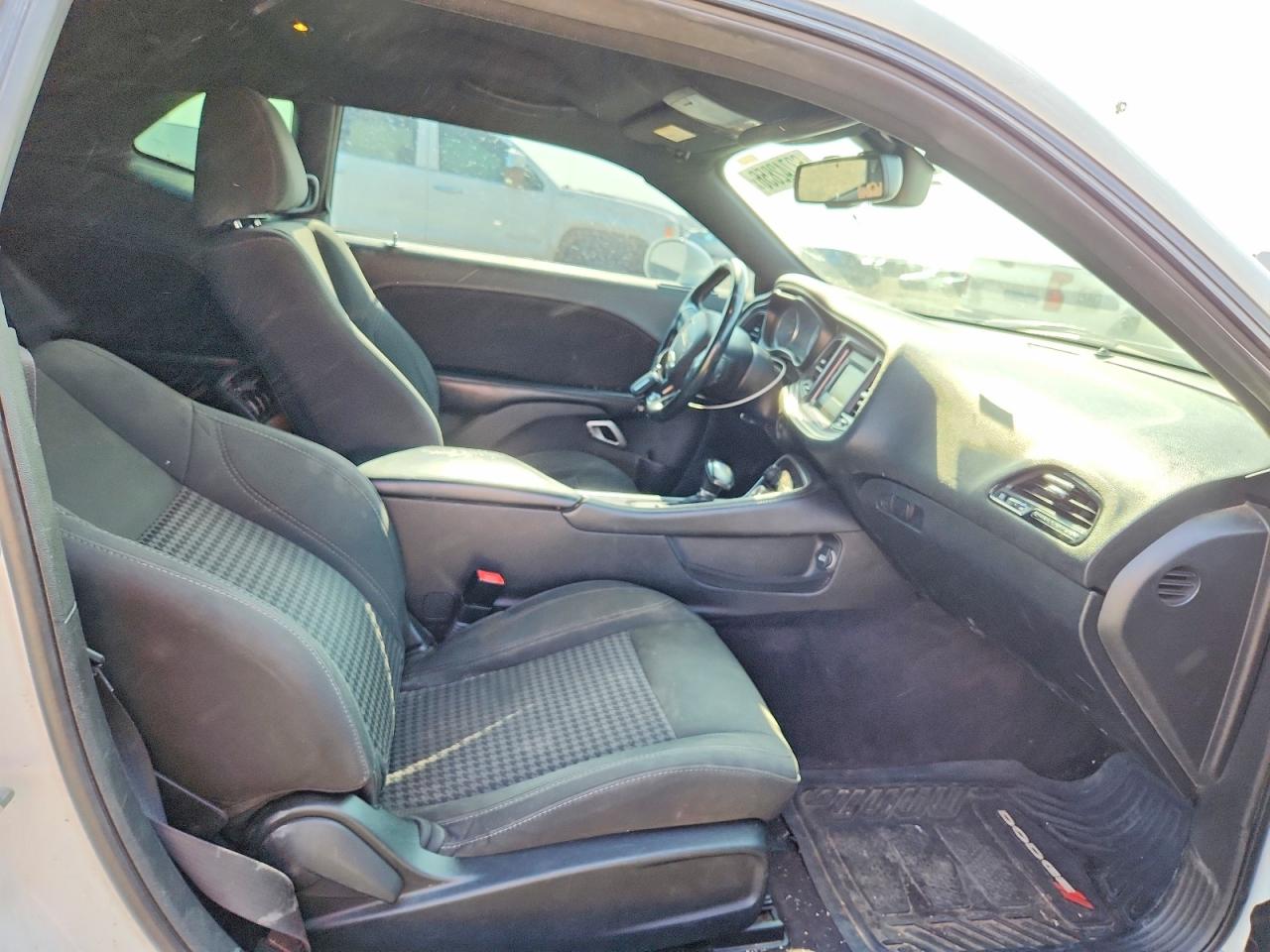 2016 Dodge Challenger Sxt White vin: 2C3CDZAG5GH284091