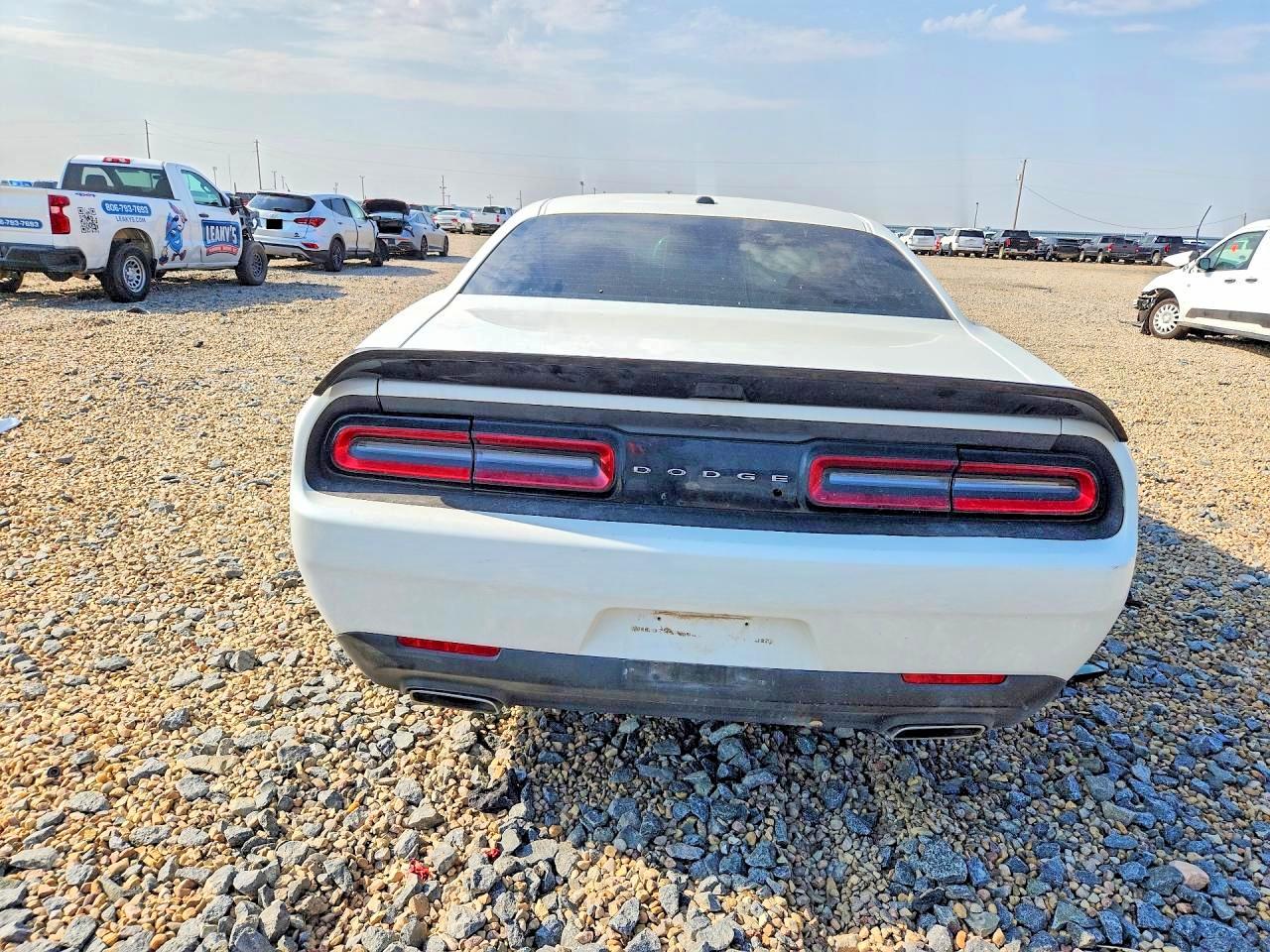 2016 Dodge Challenger Sxt White vin: 2C3CDZAG5GH284091