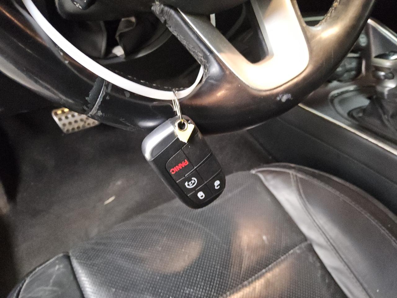 2015 Dodge Challenger Sxt Plus Черный vin: 2C3CDZBG6FH913645 Damage: Steering Wheel, Worn, Replacement Required