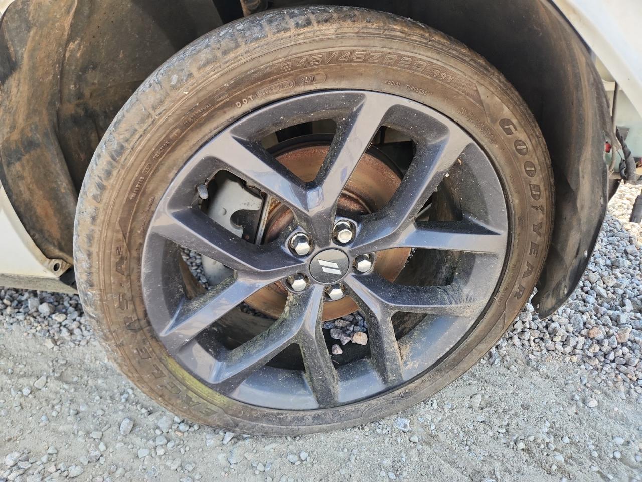 2015 Dodge Challenger Sxt Plus White vin: 2C3CDZBT0FH846540 Damage: Right Front Tire, Worn, Replacement Required