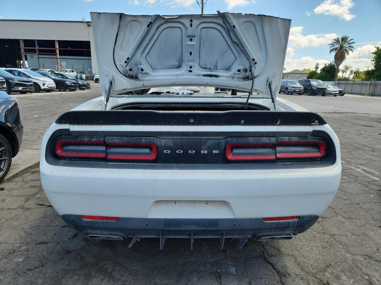2019 Dodge Challenger R White vin: 2C3CDZBT4KH556957 Damage: Deck Lid, Severe Damage, Replacement Required