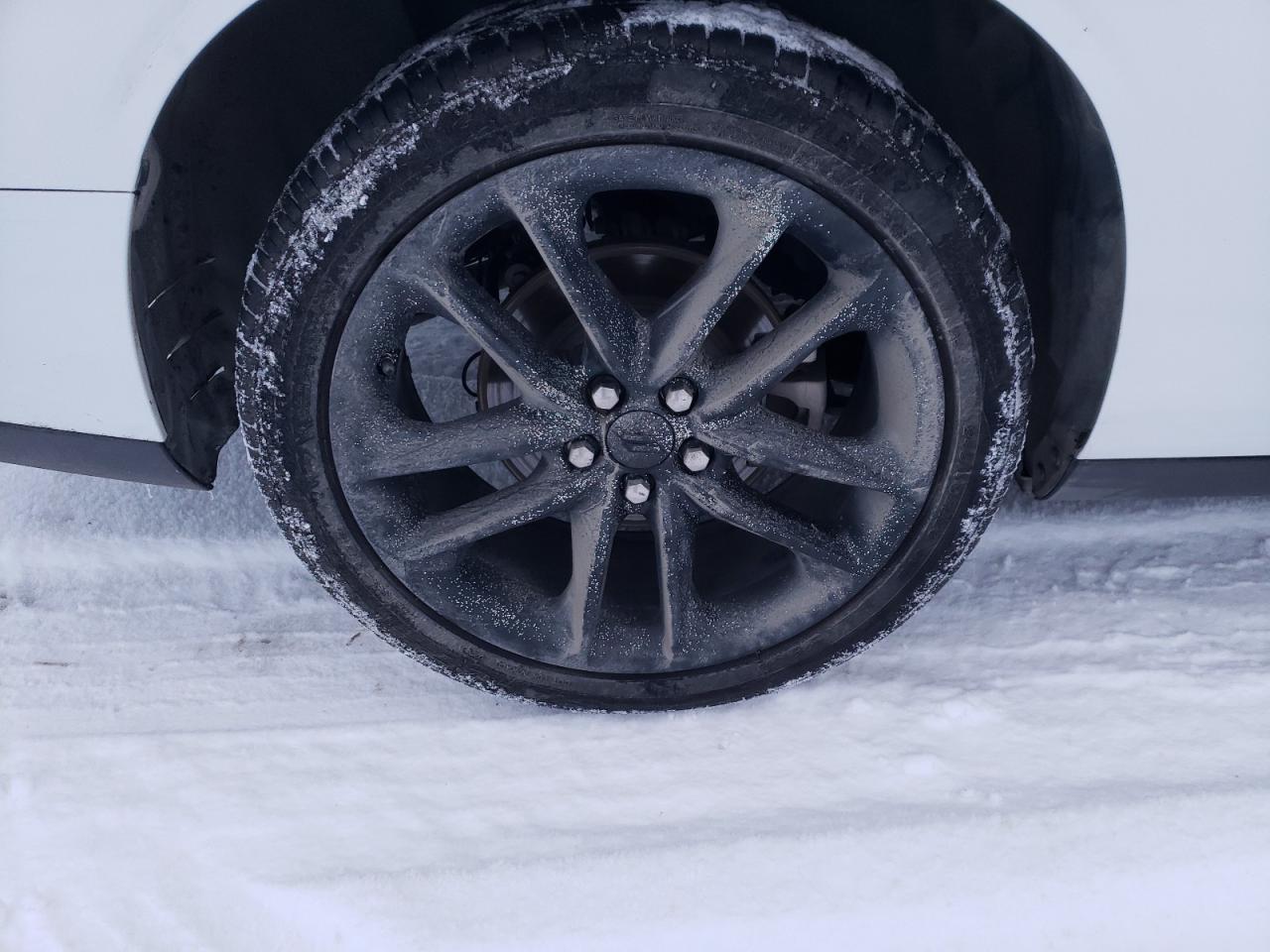 2022 Dodge Challenger Gt White vin: 2C3CDZKG4NH207594 Damage: Left Front Tire, Worn, Replacement Required