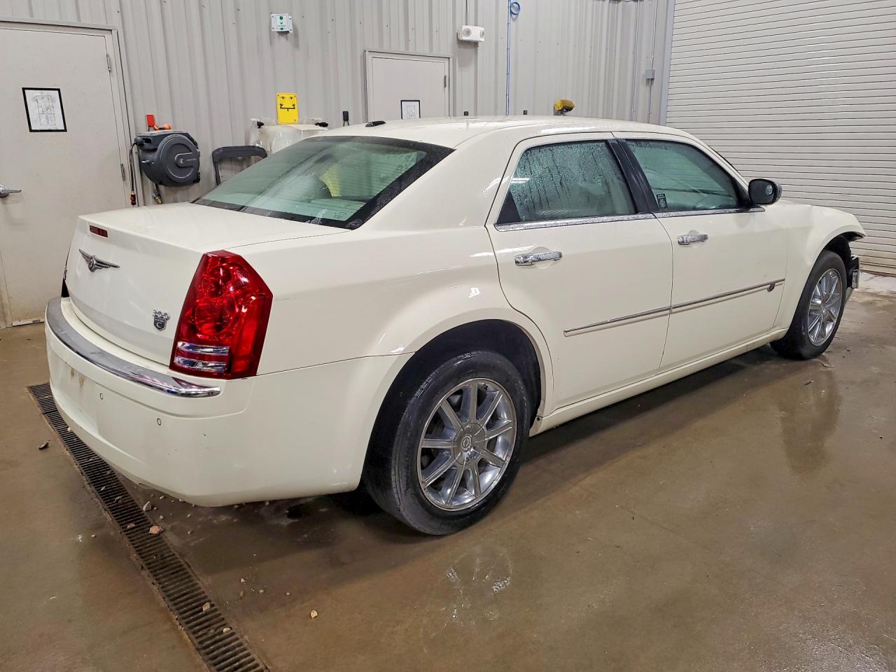 2010 Chrysler 300c Beige vin: 2C3CK6CT2AH239406