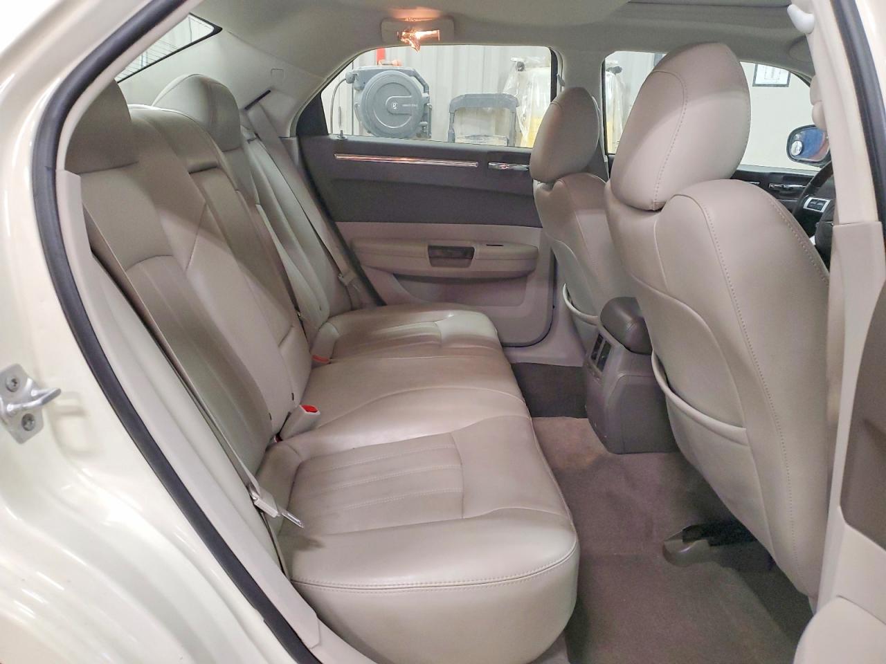 2010 Chrysler 300c Beige vin: 2C3CK6CT2AH239406