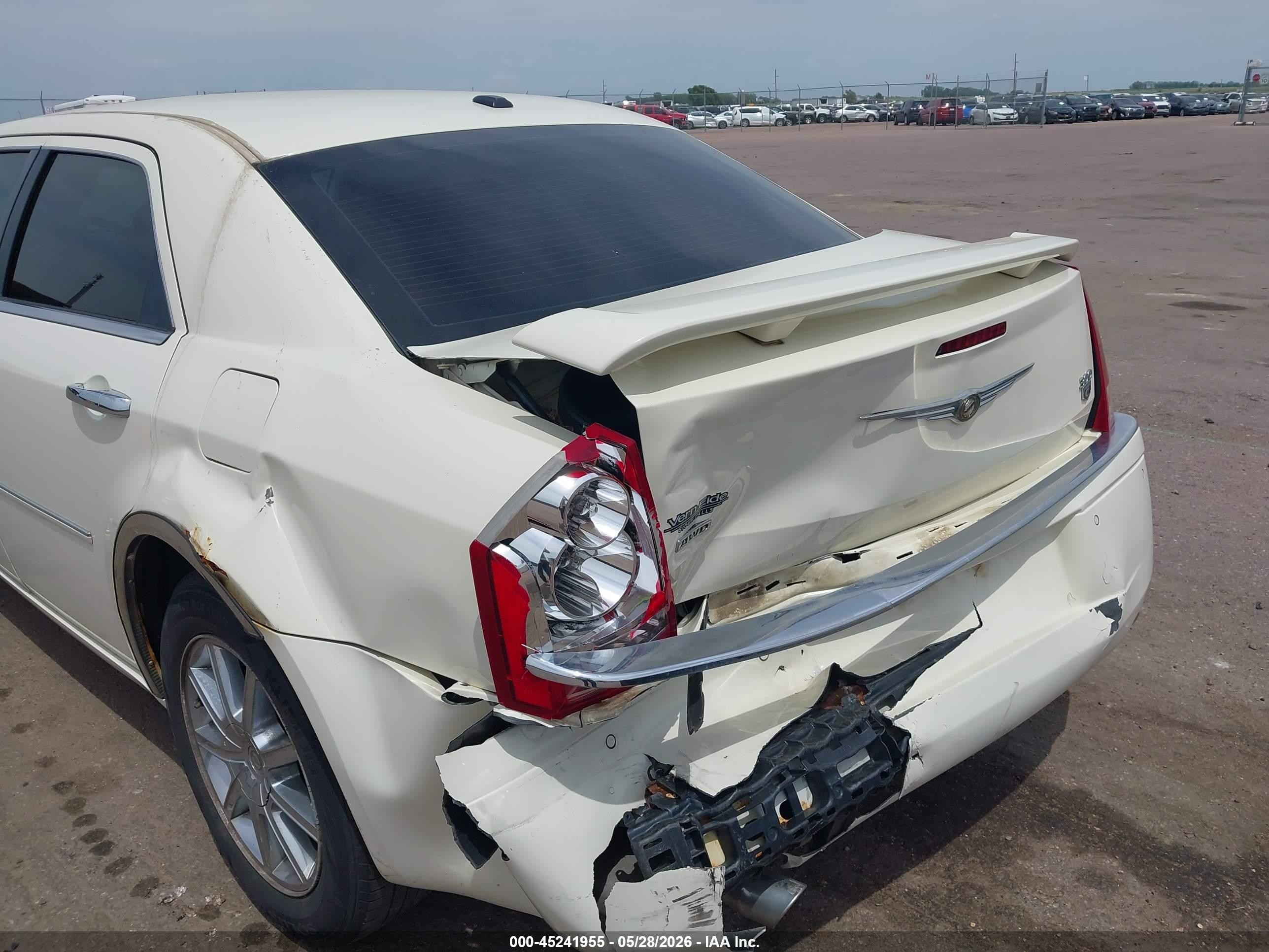 2010 Chrysler 300c Awd White vin: 2C3CK6CT8AH172620