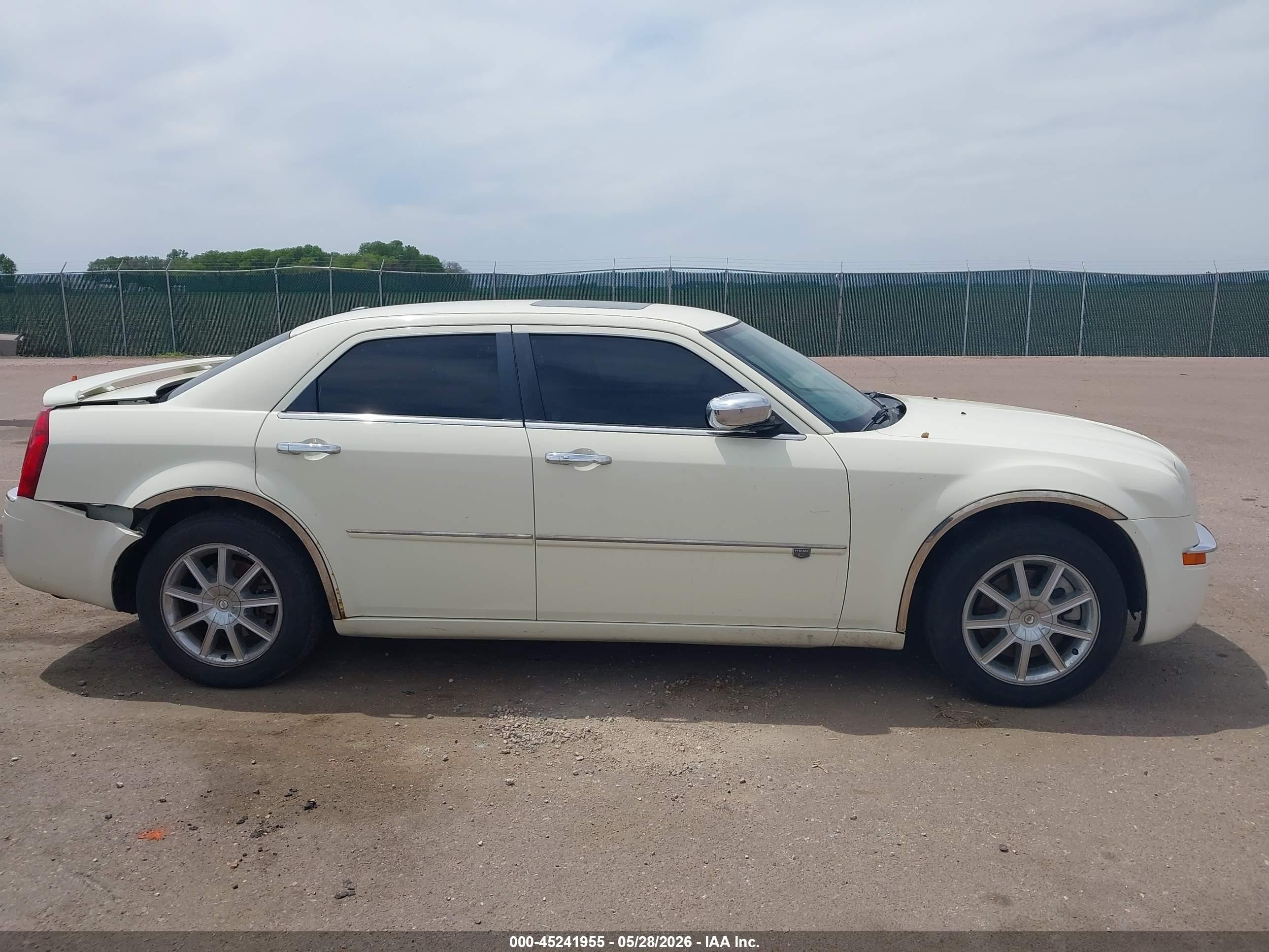 2010 Chrysler 300c Awd White vin: 2C3CK6CT8AH172620
