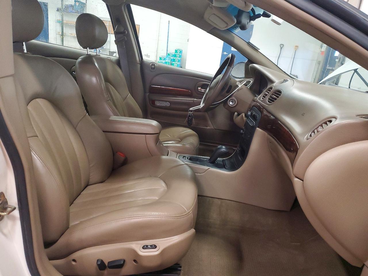 2001 Chrysler 300m Белый vin: 2C3HE66GX1H722203