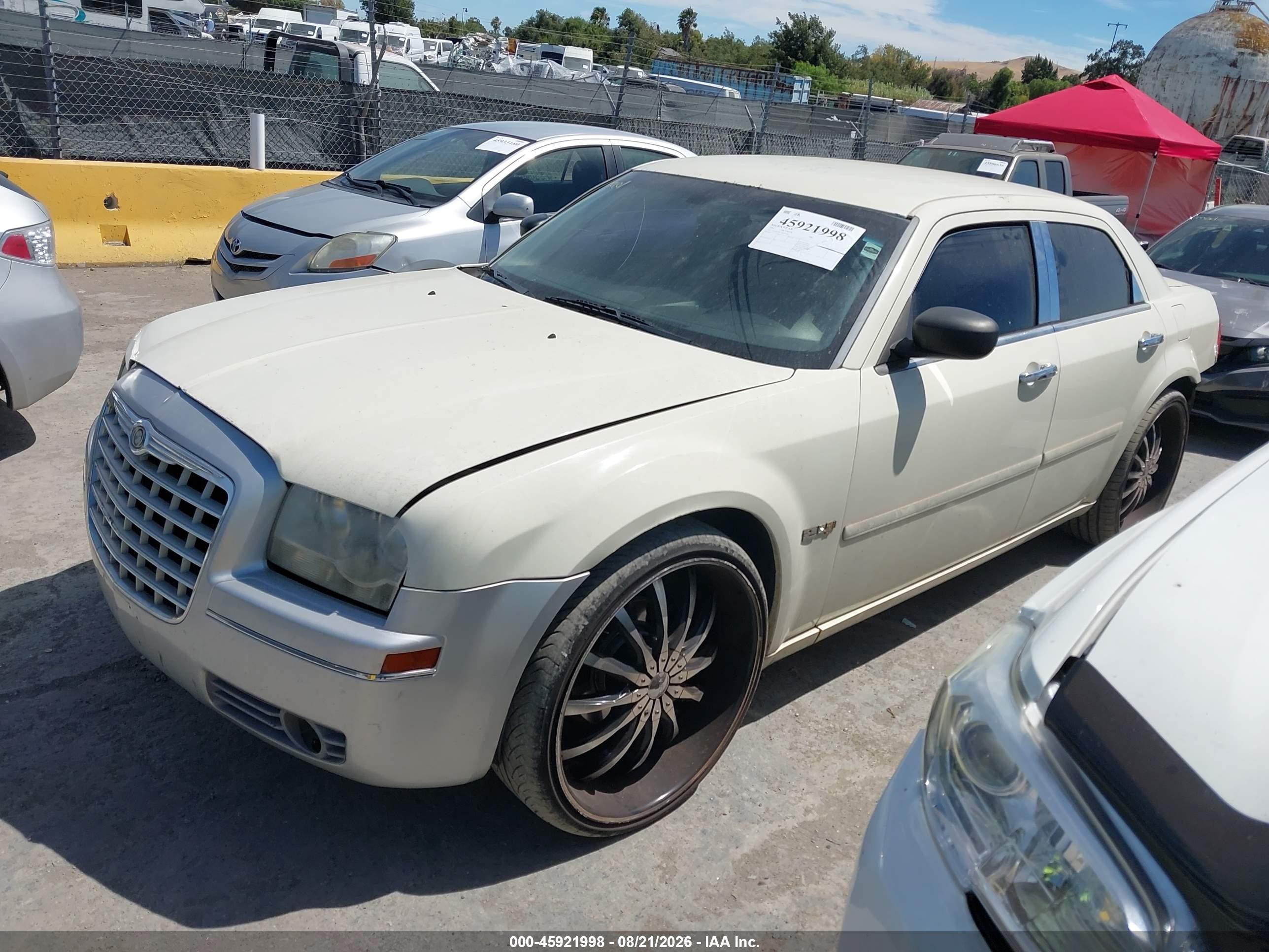 2005 Chrysler 300   White vin: 2C3JA43R75H627448