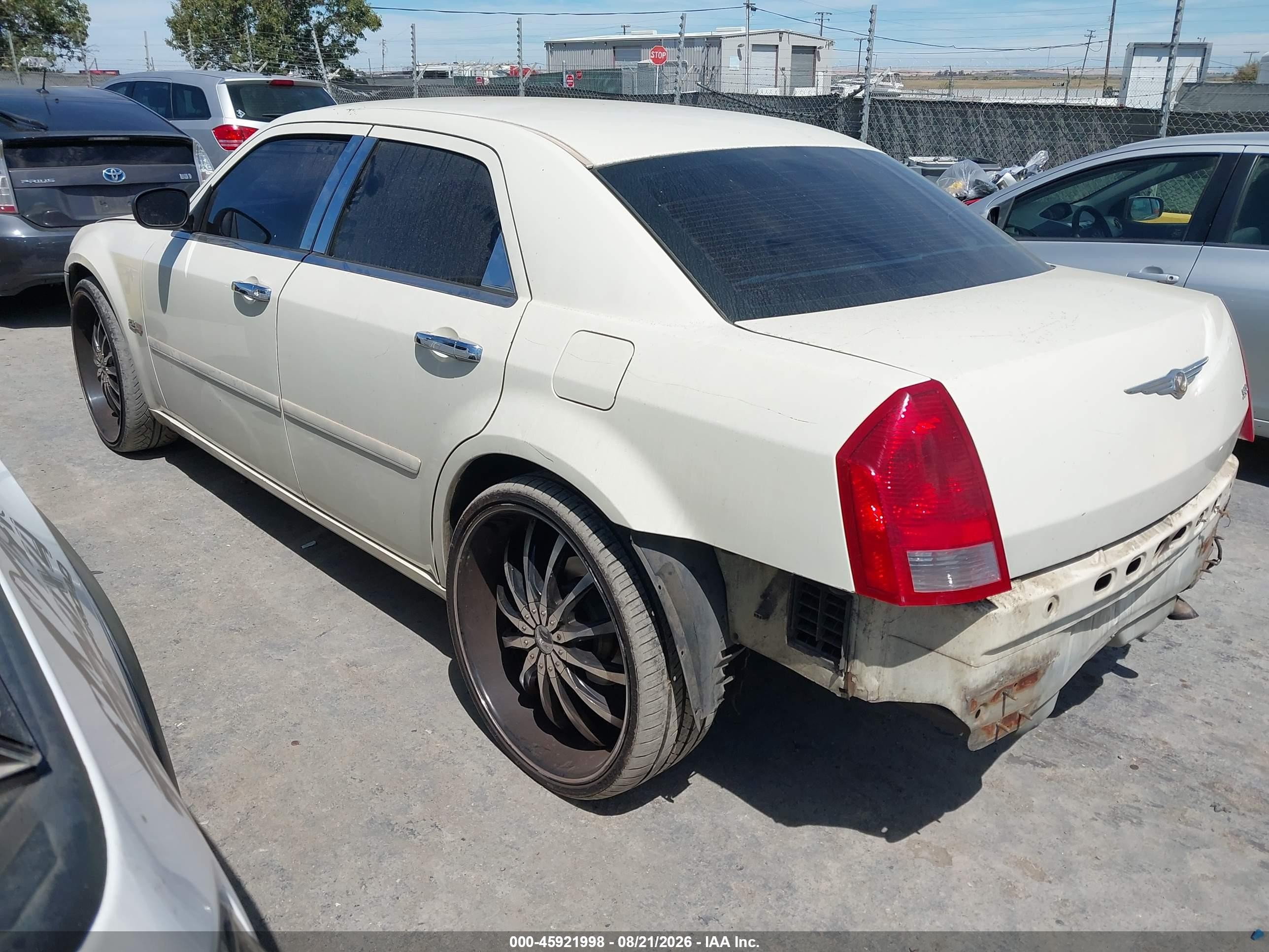 2005 Chrysler 300   White vin: 2C3JA43R75H627448