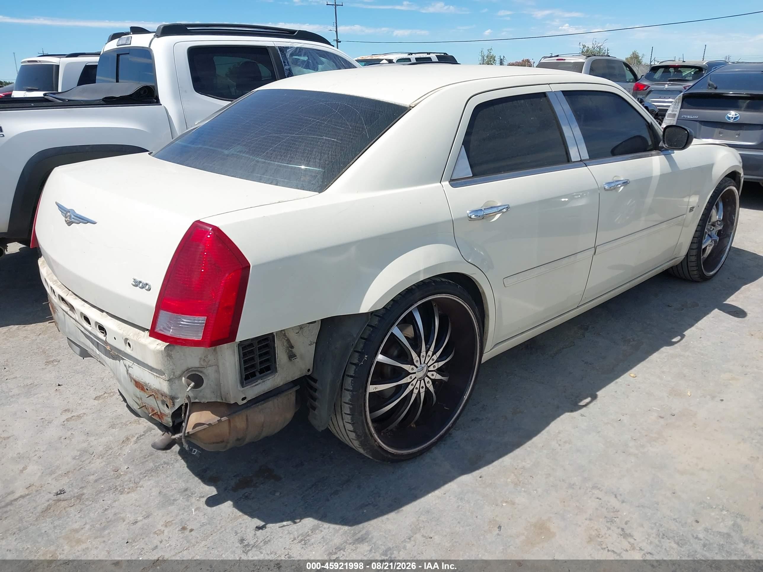 2005 Chrysler 300   White vin: 2C3JA43R75H627448
