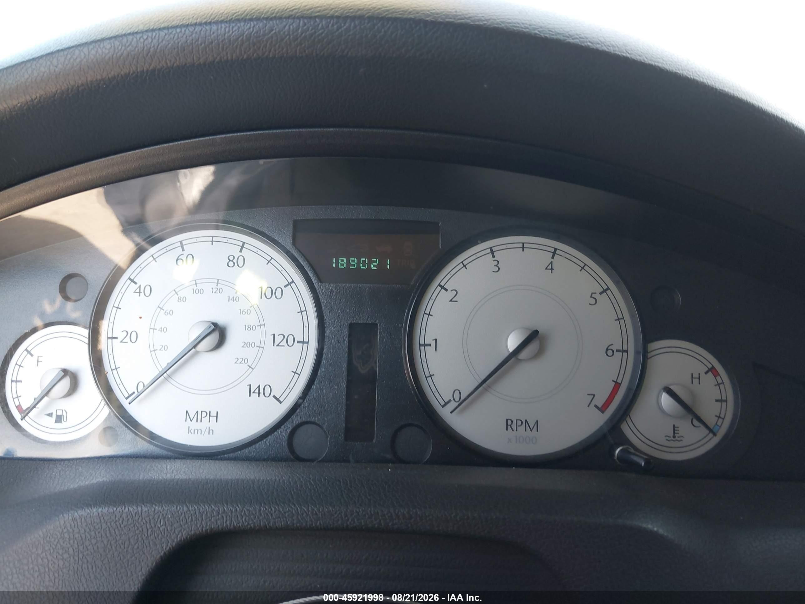 2005 Chrysler 300   White vin: 2C3JA43R75H627448