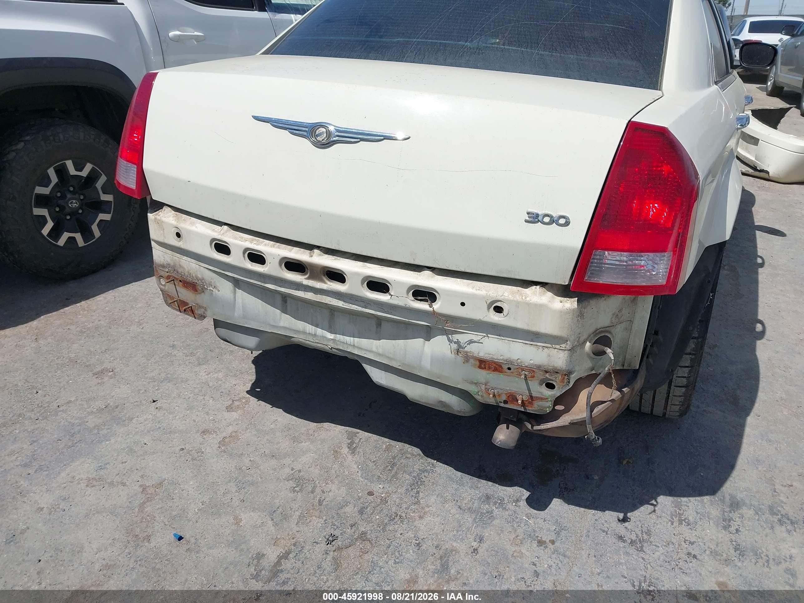 2005 Chrysler 300   White vin: 2C3JA43R75H627448