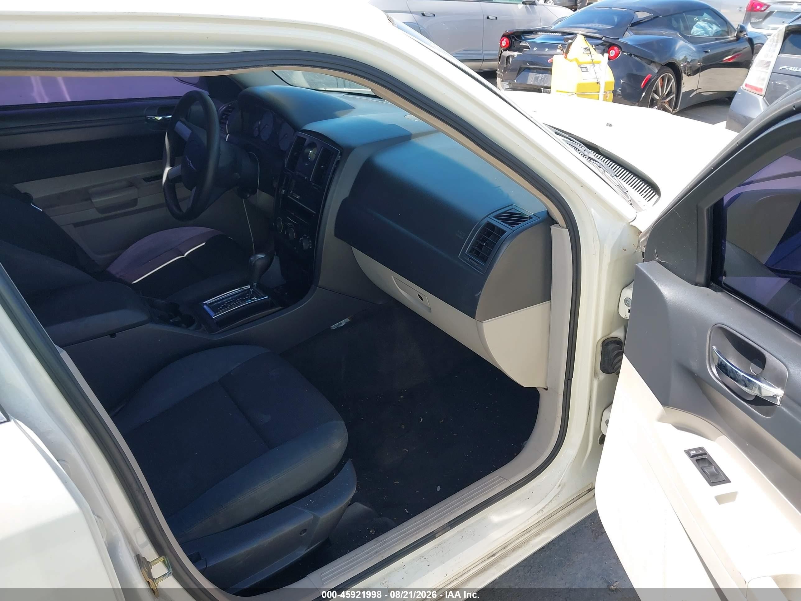 2005 Chrysler 300   White vin: 2C3JA43R75H627448