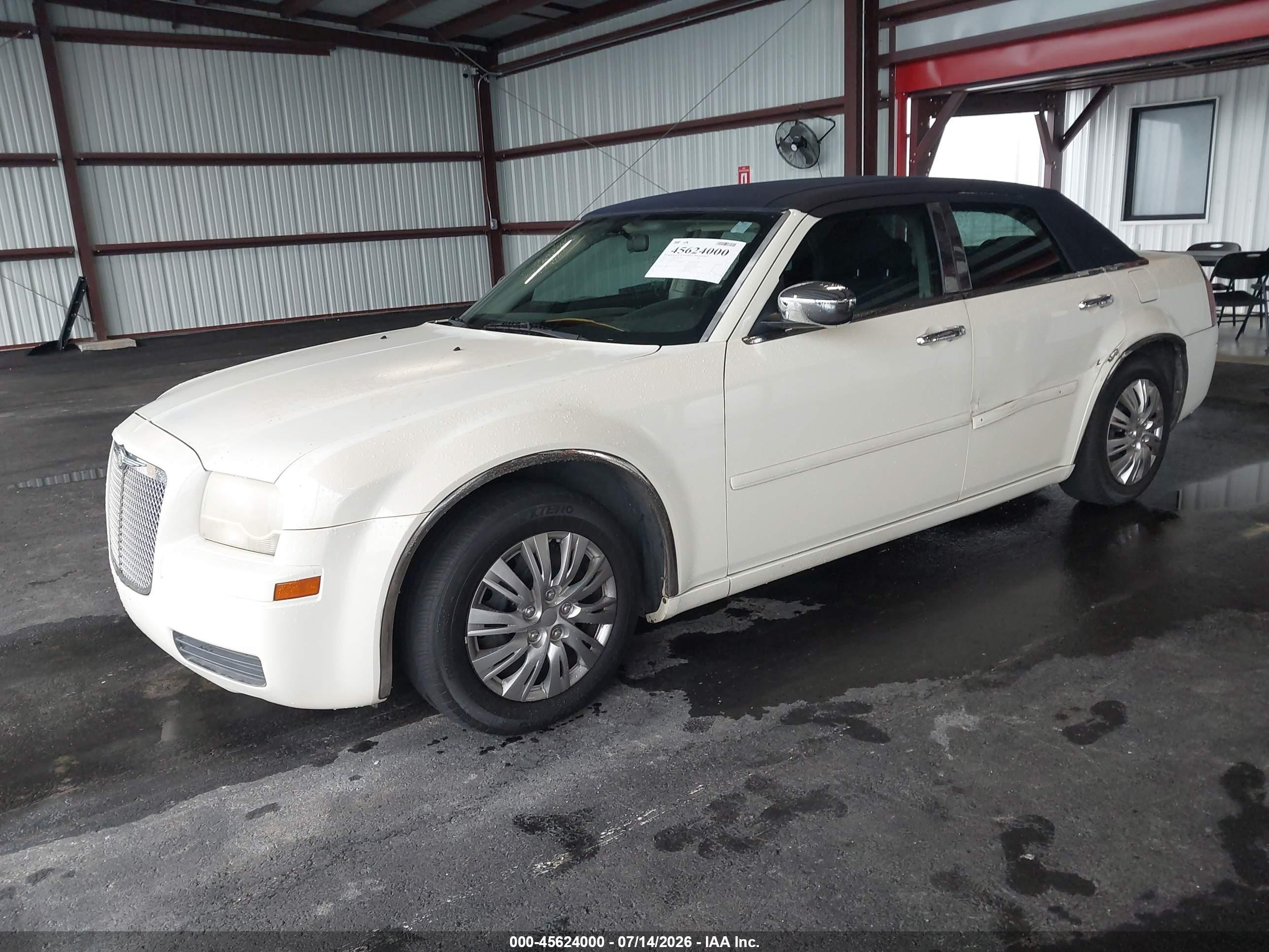 2005 Chrysler 300   White vin: 2C3JA43R95H143412