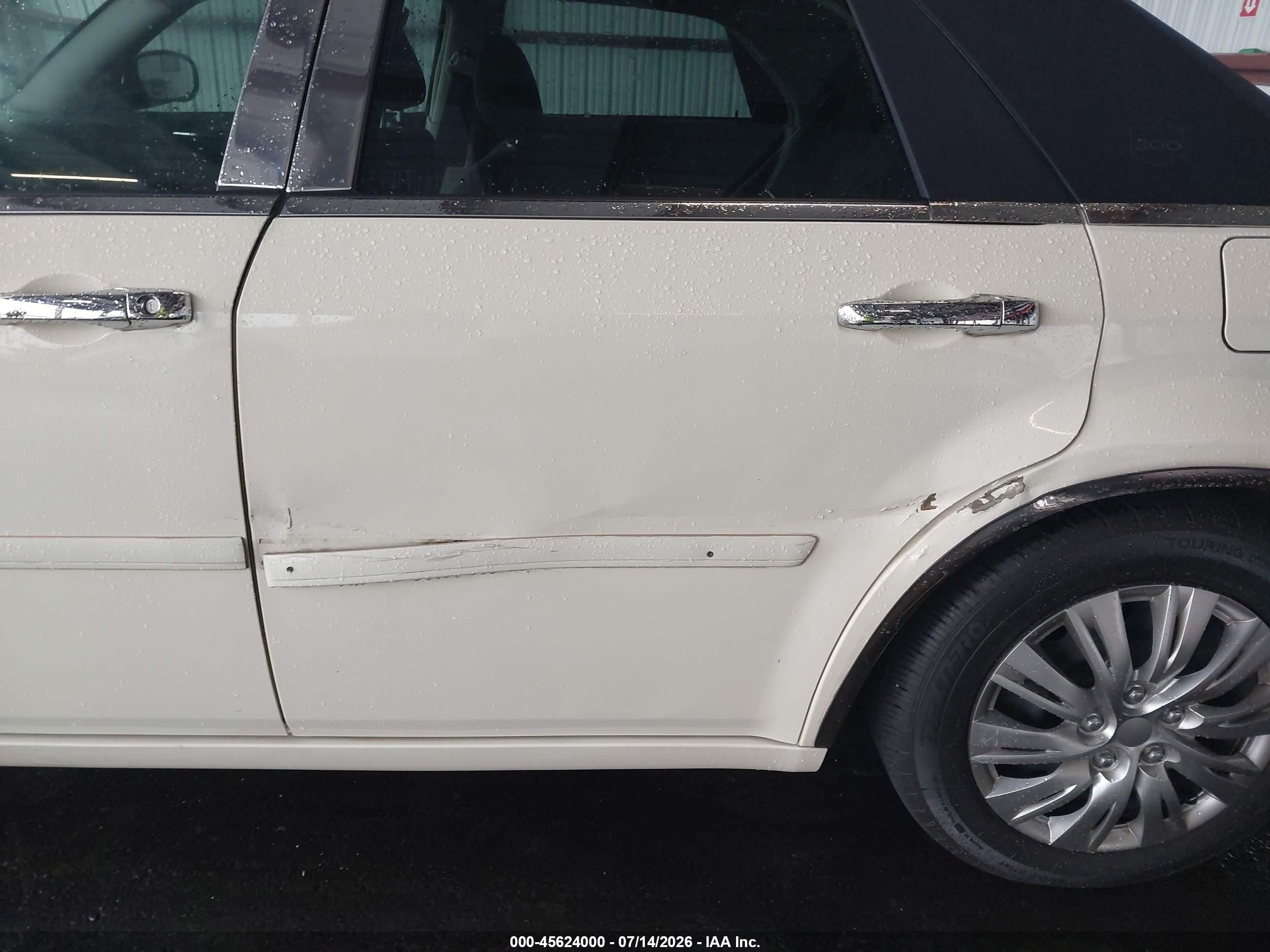 2005 Chrysler 300   White vin: 2C3JA43R95H143412