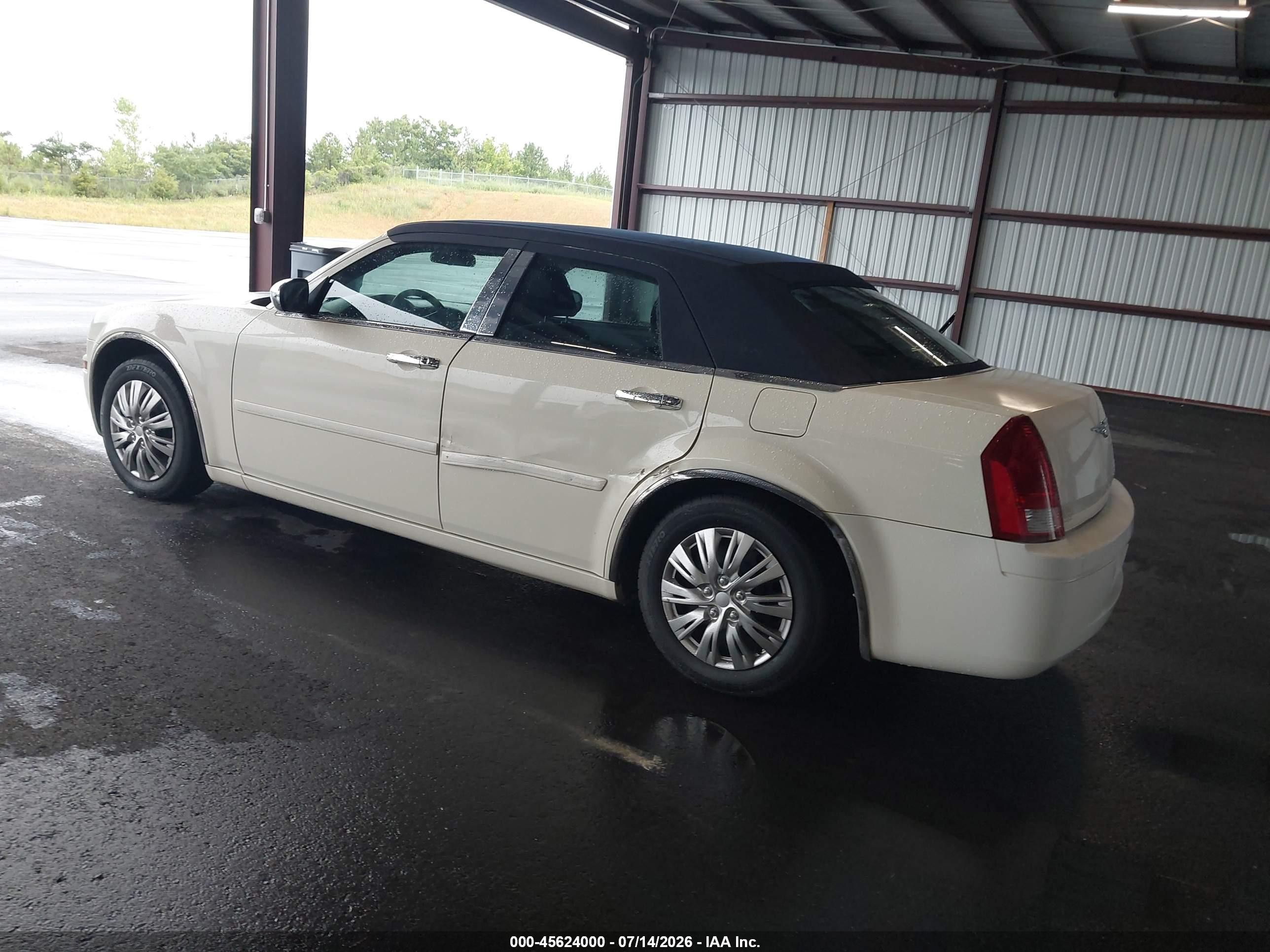2005 Chrysler 300   White vin: 2C3JA43R95H143412