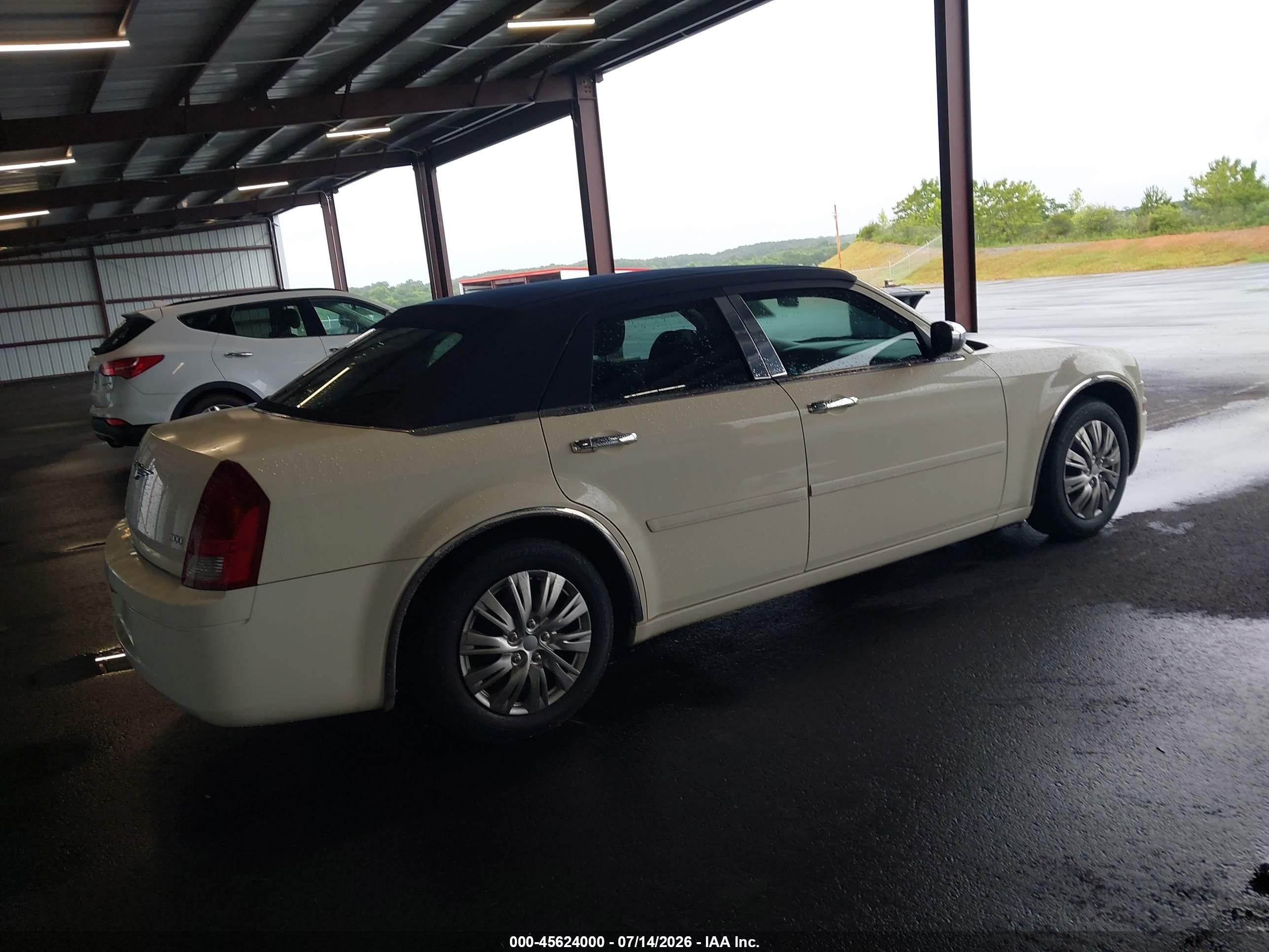 2005 Chrysler 300   White vin: 2C3JA43R95H143412
