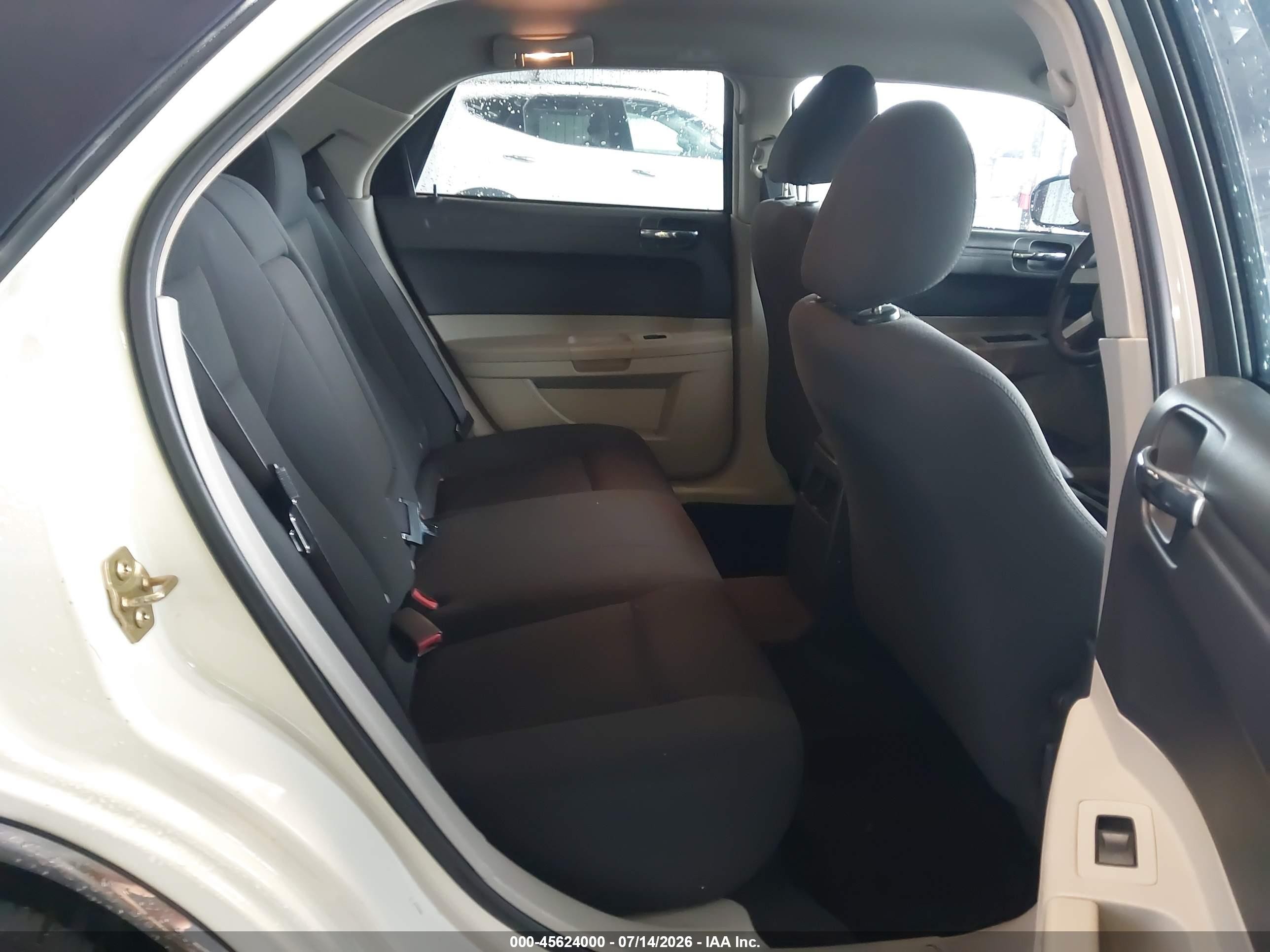2005 Chrysler 300   White vin: 2C3JA43R95H143412