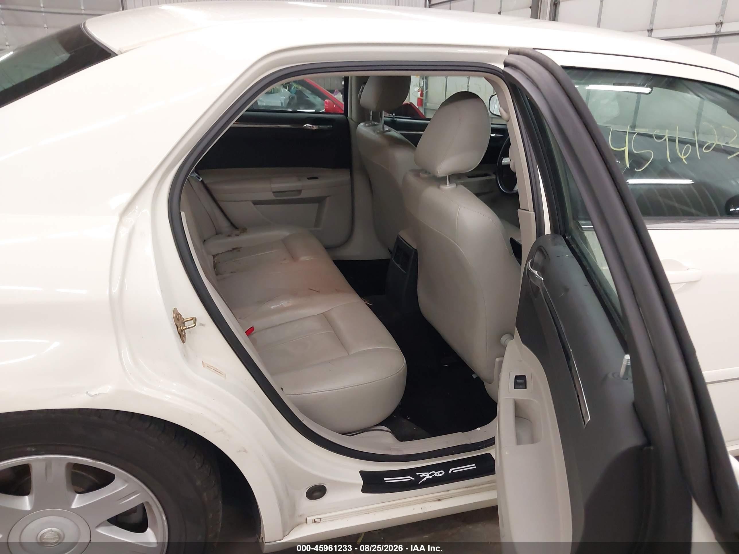 2005 Chrysler 300 Touring White vin: 2C3JA53G05H180806