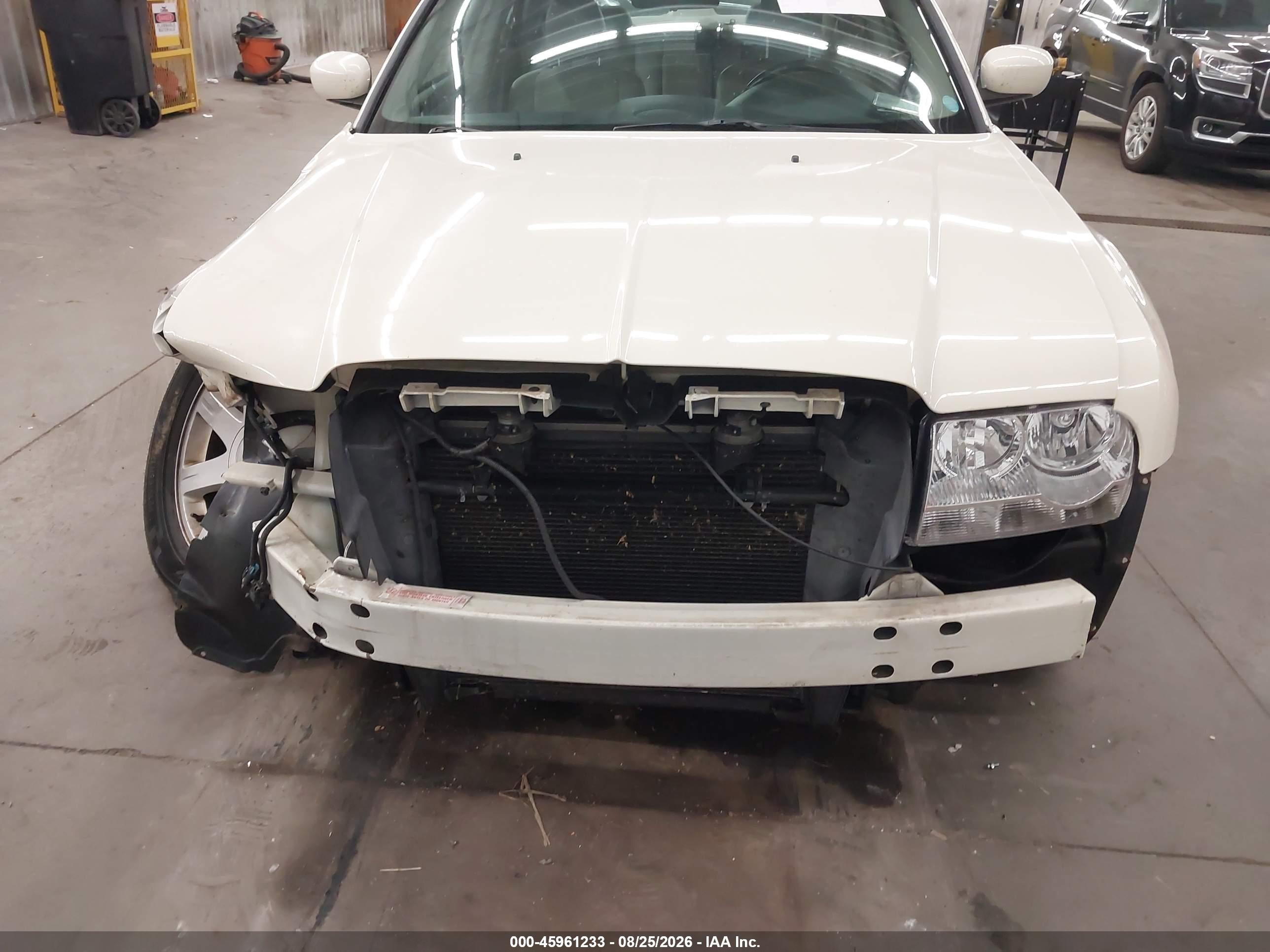 2005 Chrysler 300 Touring White vin: 2C3JA53G05H180806