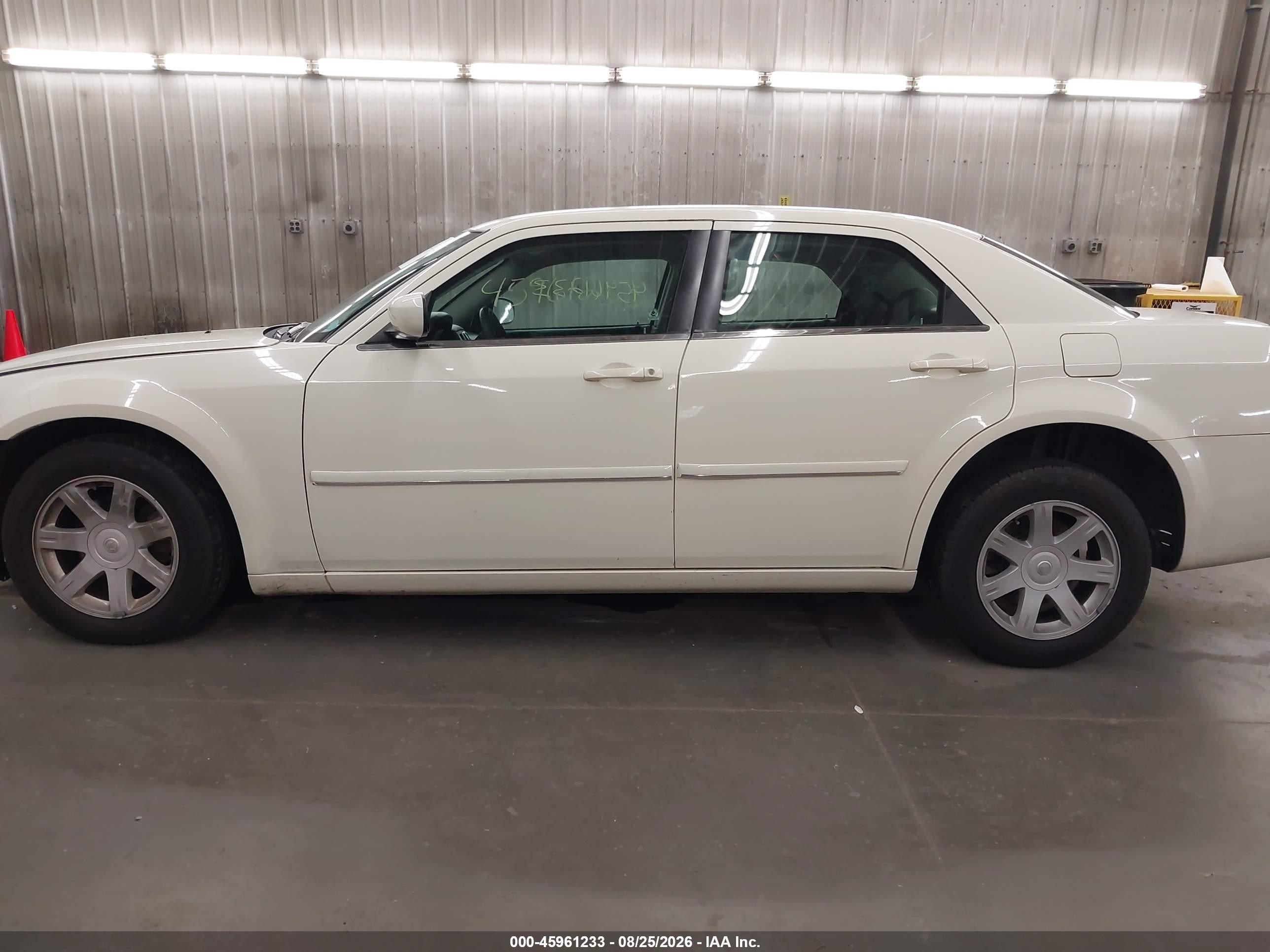 2005 Chrysler 300 Touring White vin: 2C3JA53G05H180806