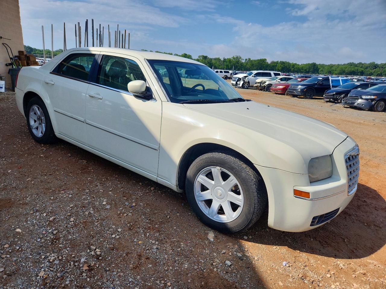 2005 Chrysler 300 Touring Белый vin: 2C3JA53G45H616928