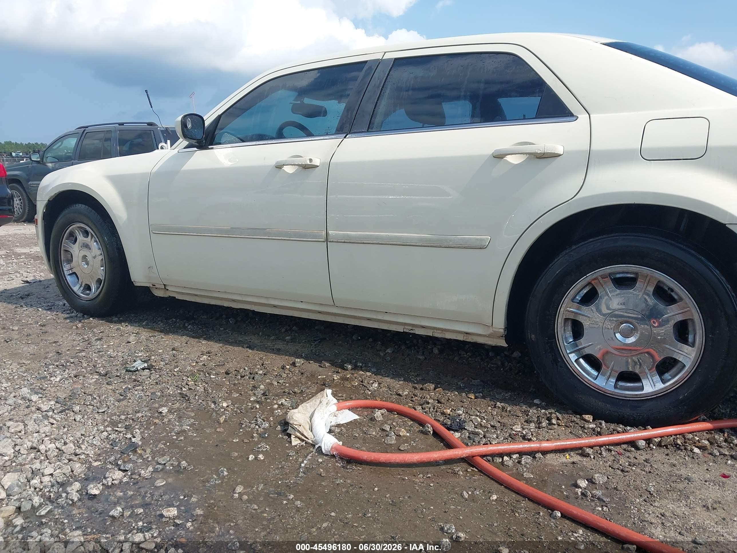 2005 Chrysler 300 Touring White vin: 2C3JA53G75H694118
