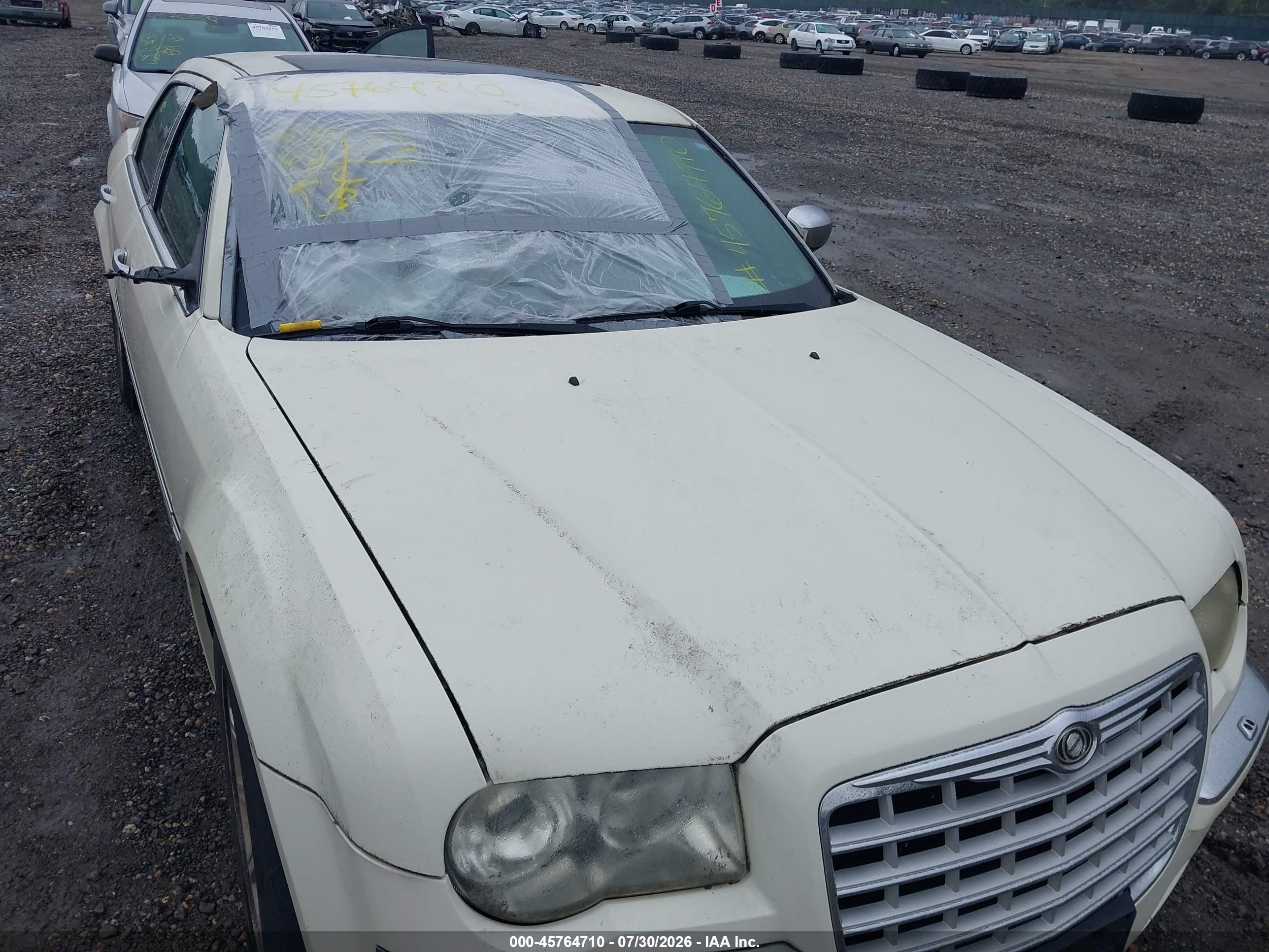 2005 Chrysler 300c   White vin: 2C3JA63H25H502232