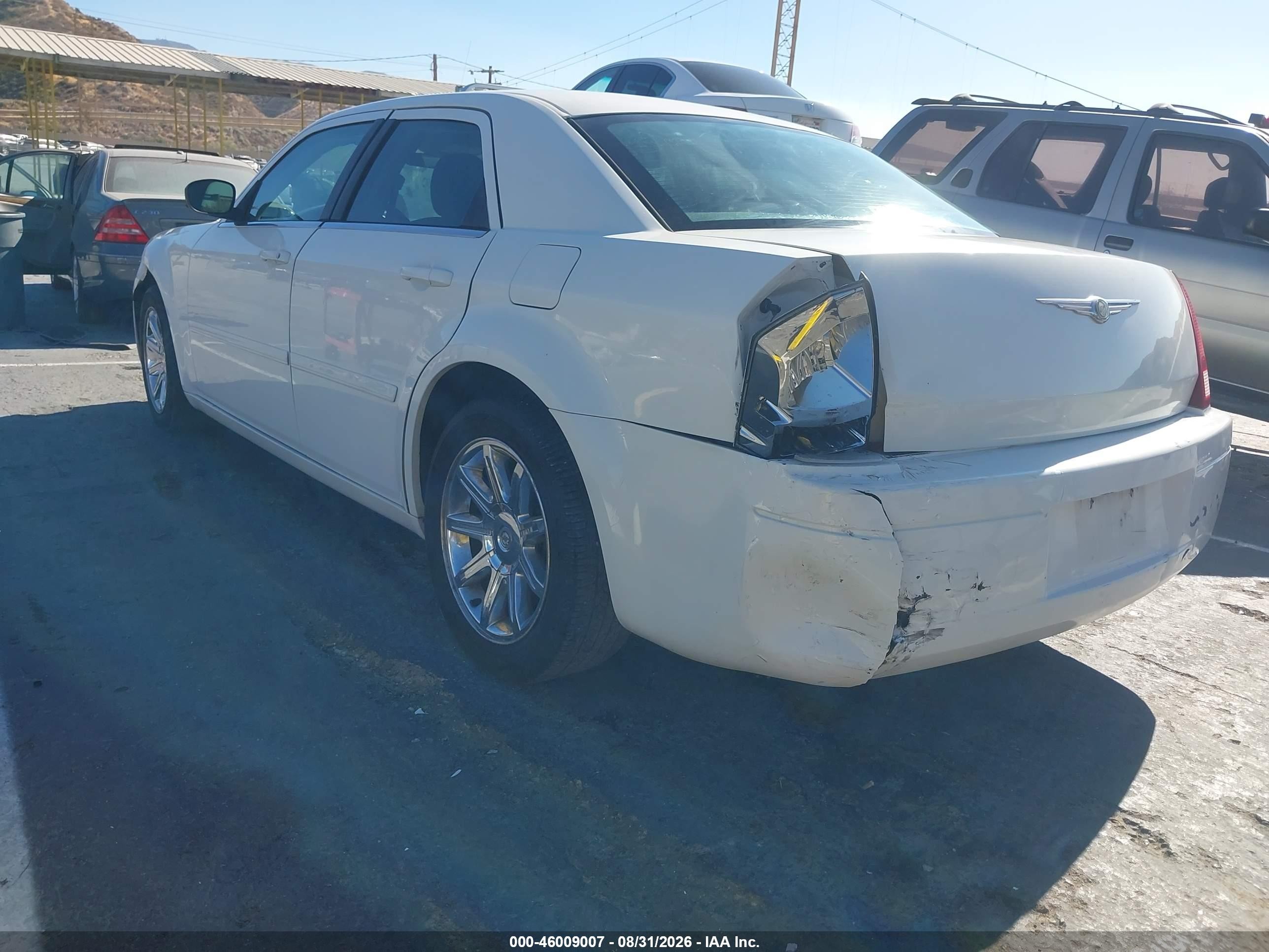 2006 Chrysler 300   White vin: 2C3KA43R06H376181